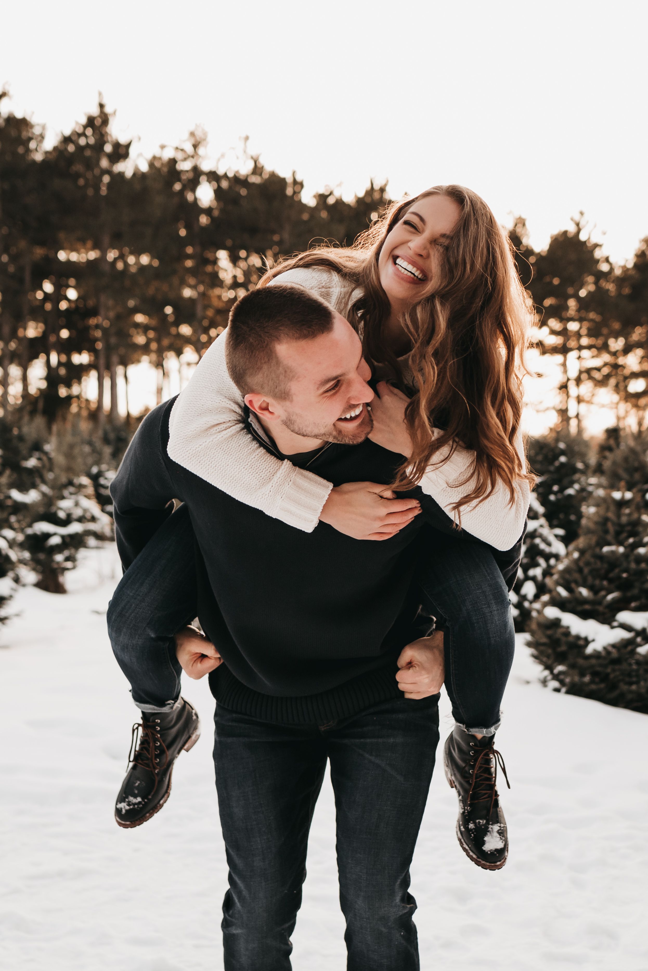 SHOOTING PROMPT / Give her the bounciest piggy back ride ever! #engagementsessiontips #engagemen. Piggy back ride, Cute couple picture, Photo poses for couples