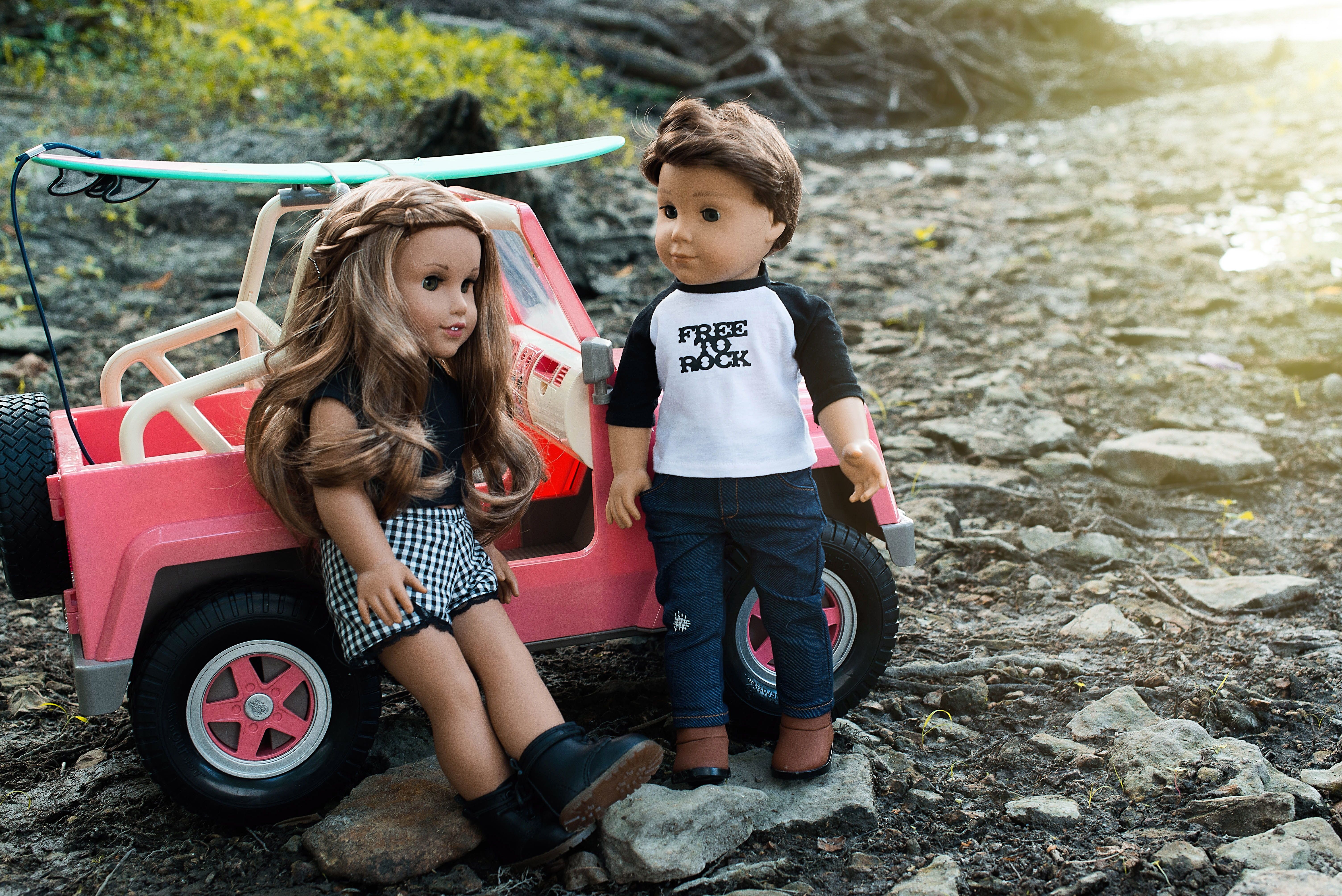 Cute doll photo of Lea and Logan inchdollphotography inchdollphotographe. Doll clothes american girl, American girl clothes, Custom american girl dolls
