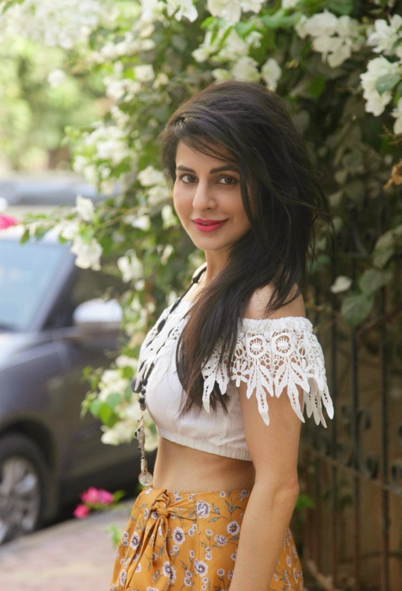 Roop Durgapal Hot Bikini Picture Swimsuit HD Wallpaper