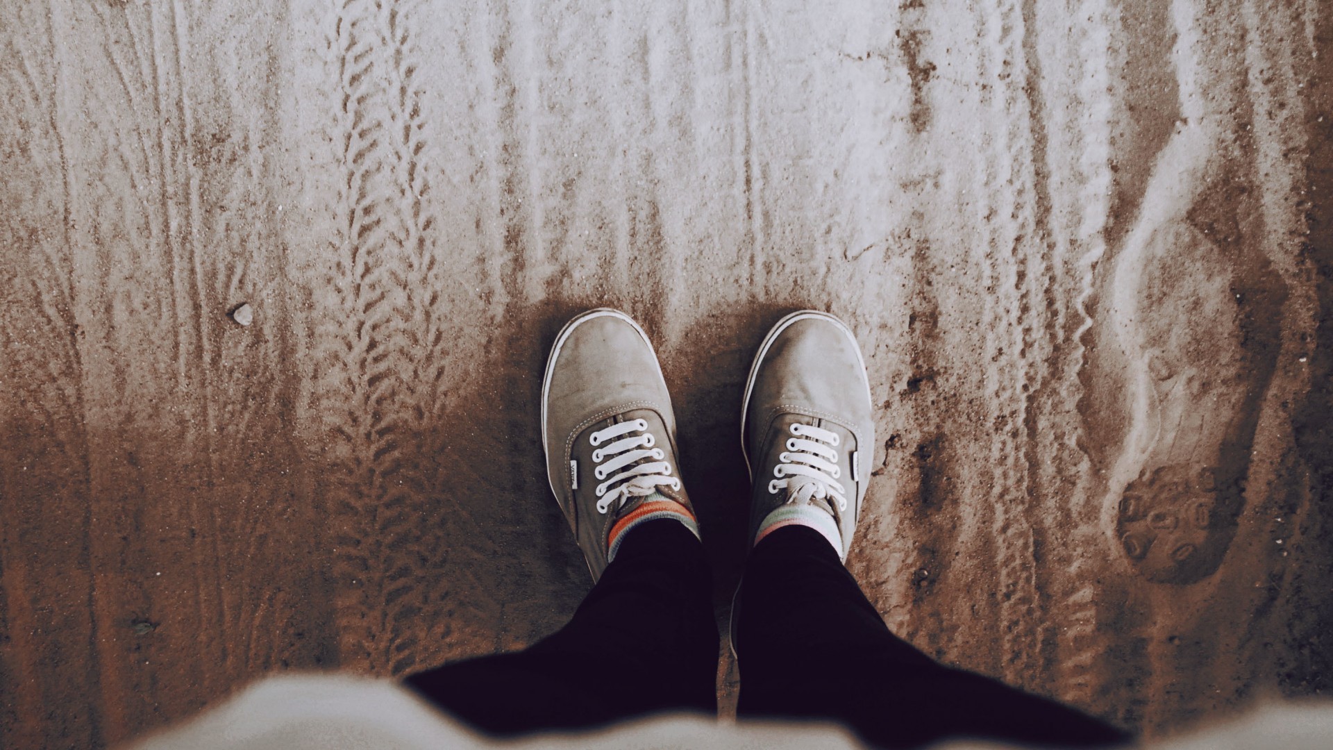 Wallpaper, white, black, sand, red, wood, shoes, tights, spring, color, hand, leg, photograph, shoe, footwear, 1920x1080 px, human body, close up, Looking Down 1920x1080