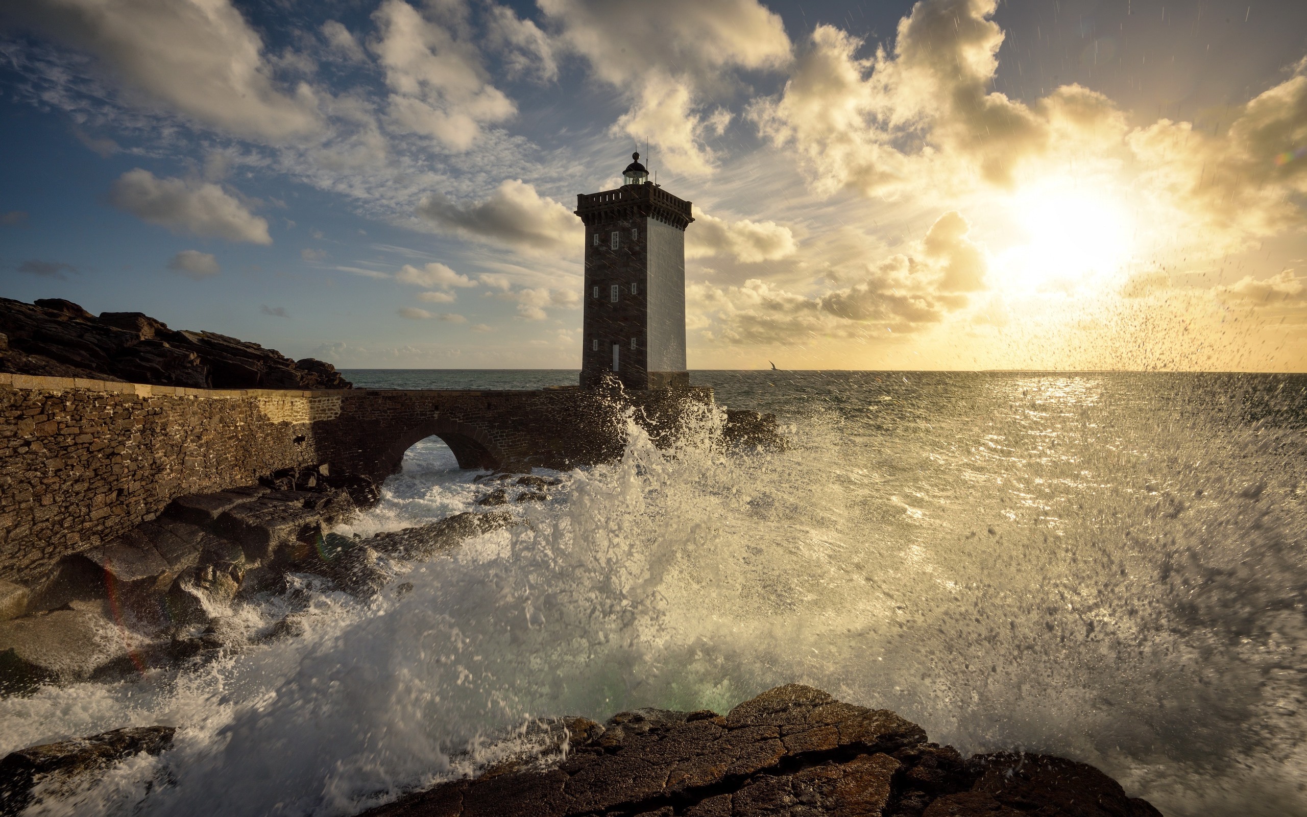 Wallpaper France, Brittany, lighthouse, sea, water splash, sunshine 2560x1600 HD Picture, Image