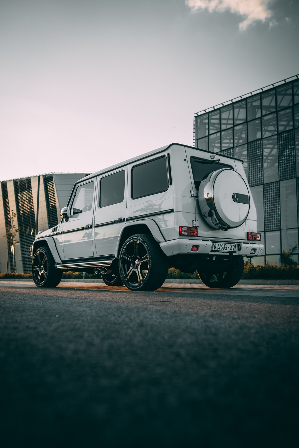 white SUV photo