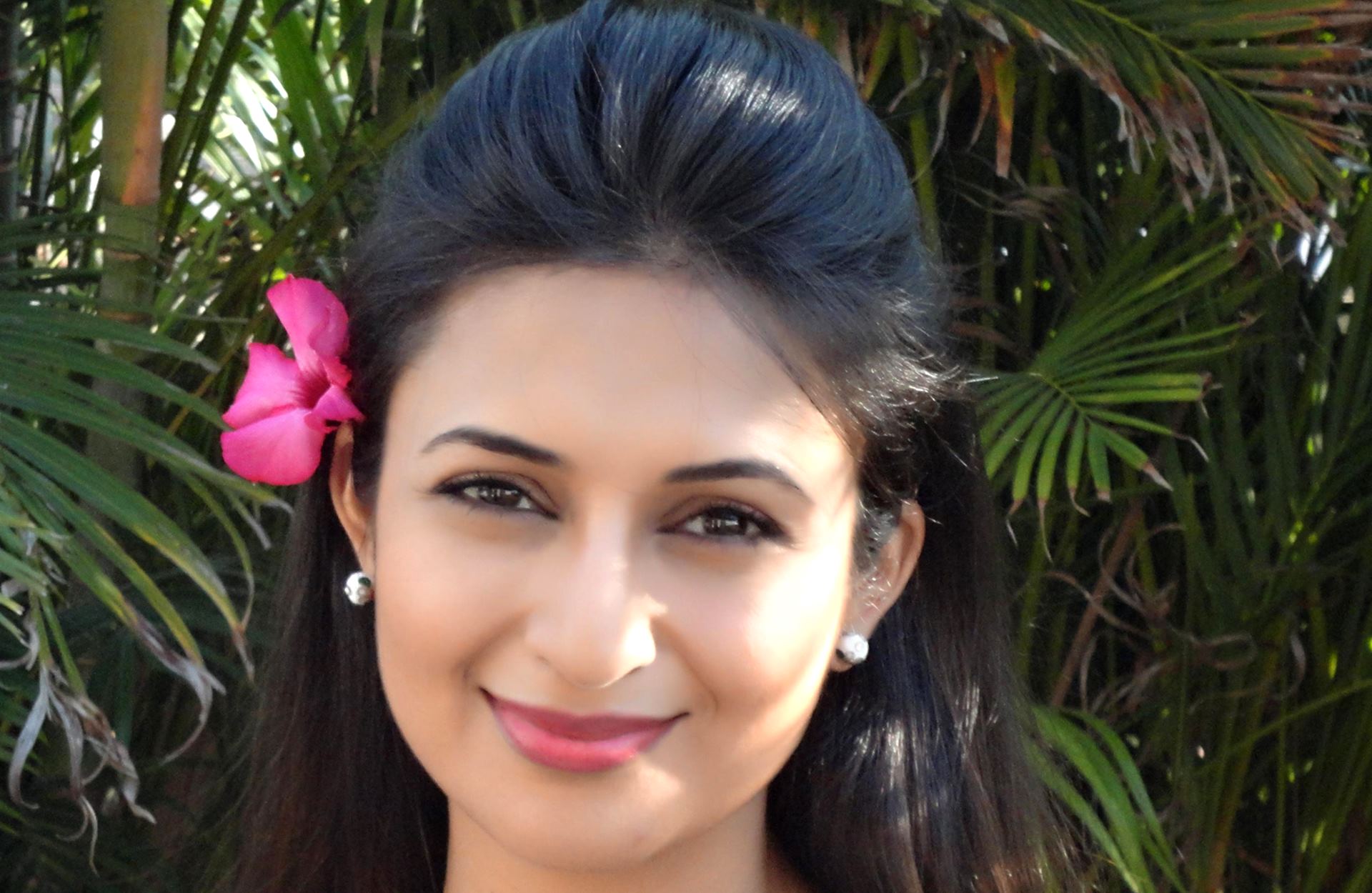 Divyanka Tripathi Sweet Smiling Face HD Wallpapers.