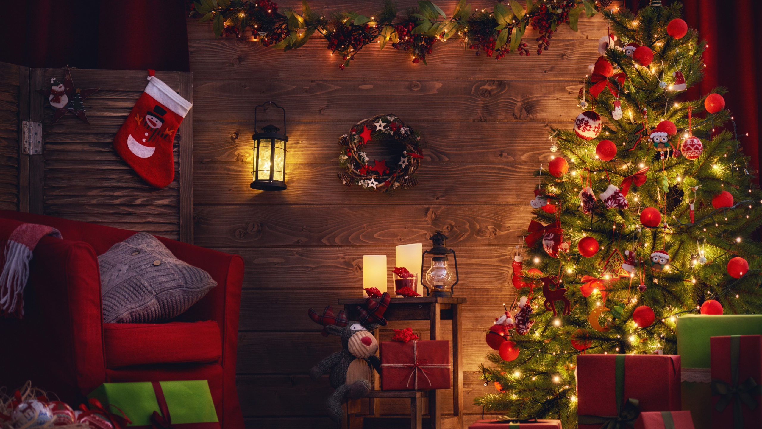 Hãy đắm mình trong không khí Noel sôi động với hình nền cây thông Giáng sinh 2560x1440 cực kỳ đẹp mắt tại màn hình máy tính của bạn. Hình nền này vừa tươi sáng, vừa sang trọng với những đường nét hoa văn chất lượng cao, sẽ làm cho không gian làm việc hoặc giải trí của bạn trở nên thật lung linh và ấm cúng.