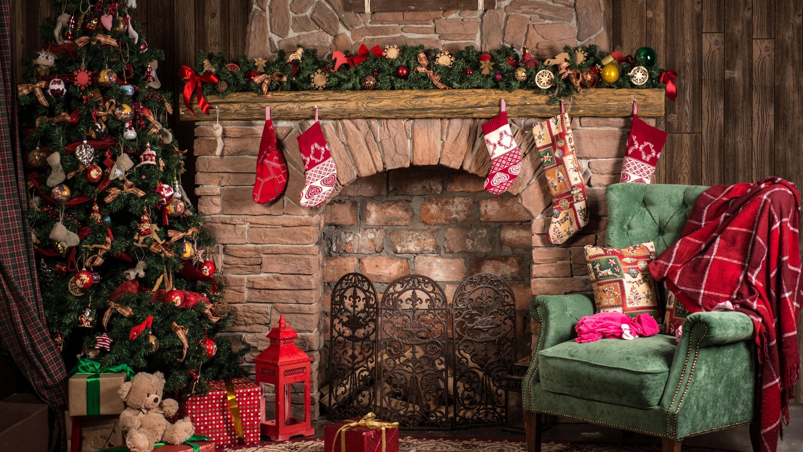 Cozy Christmas Decor 2560x1440 HDTV Wallpaper
