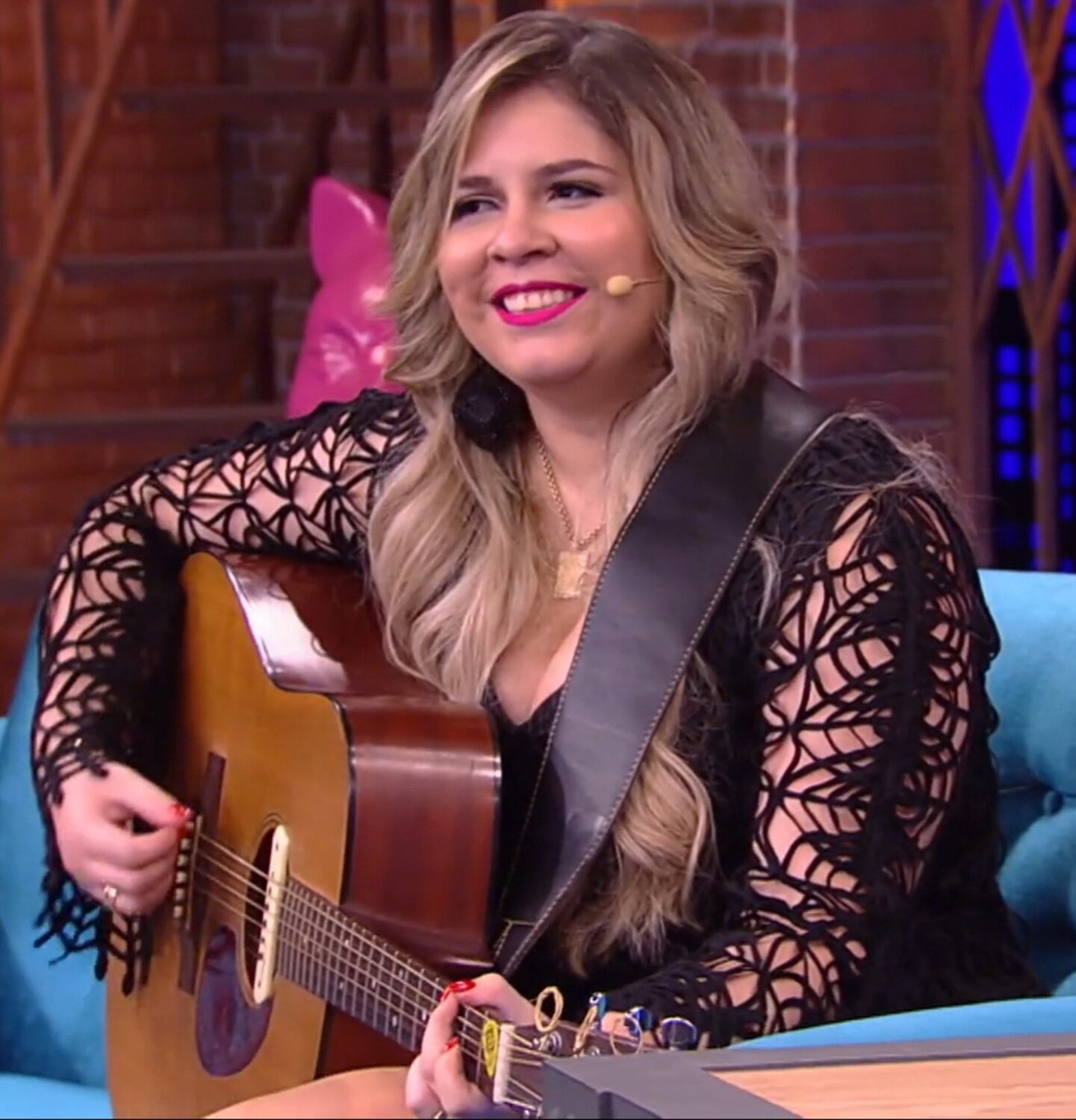 Brazilian Singer Marilia Mendonça Dies in Plane Crash