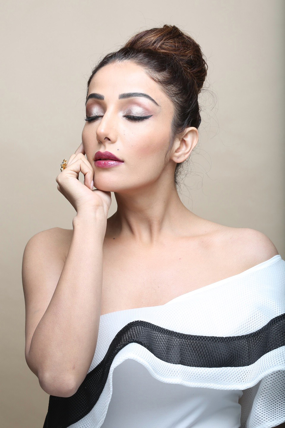 Sonia Mann Swimsuit Photo Going Viral. Punjabi Actress Blogspot Indian Actrees Photo