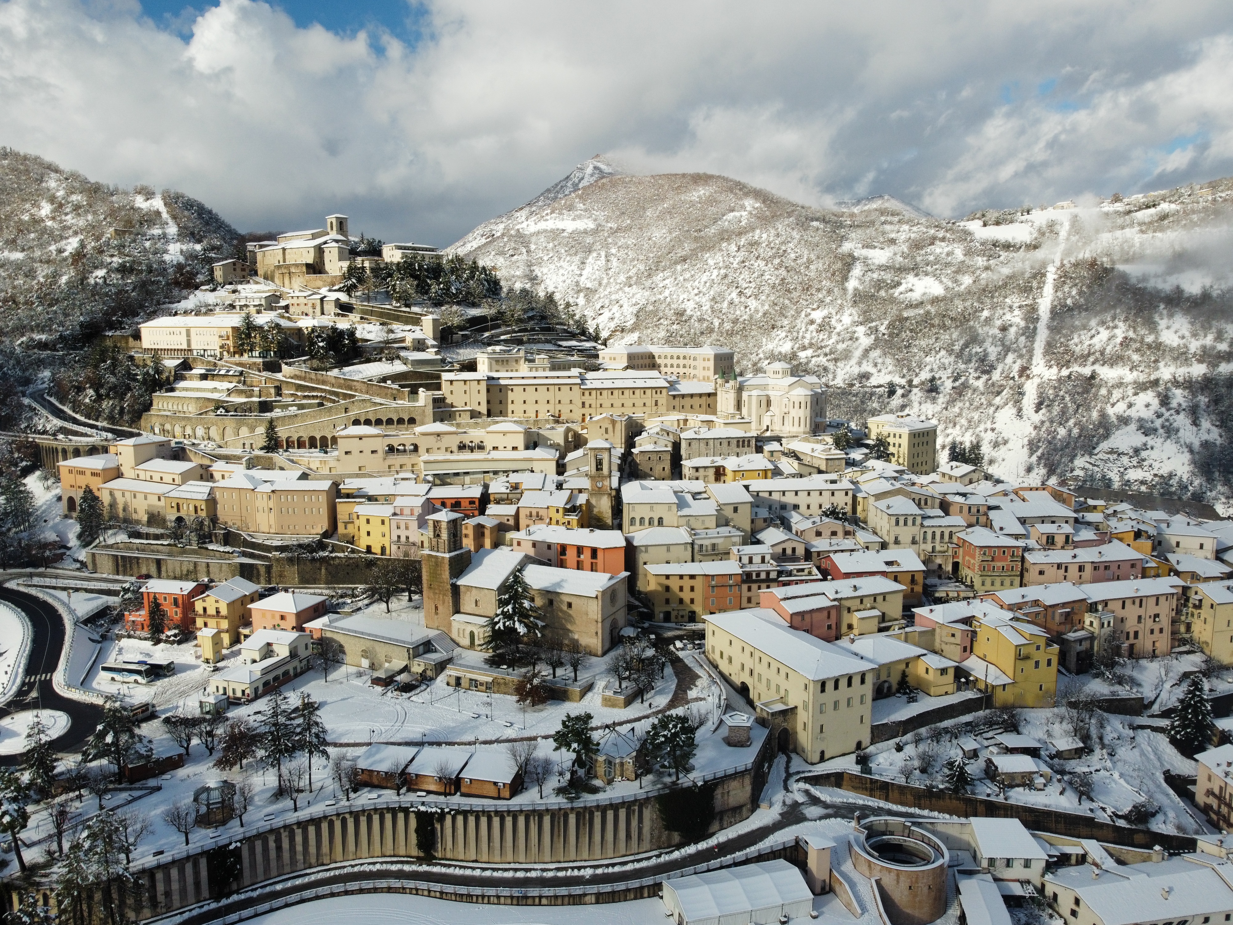 Small town covered with snow in hilly terrain · Free