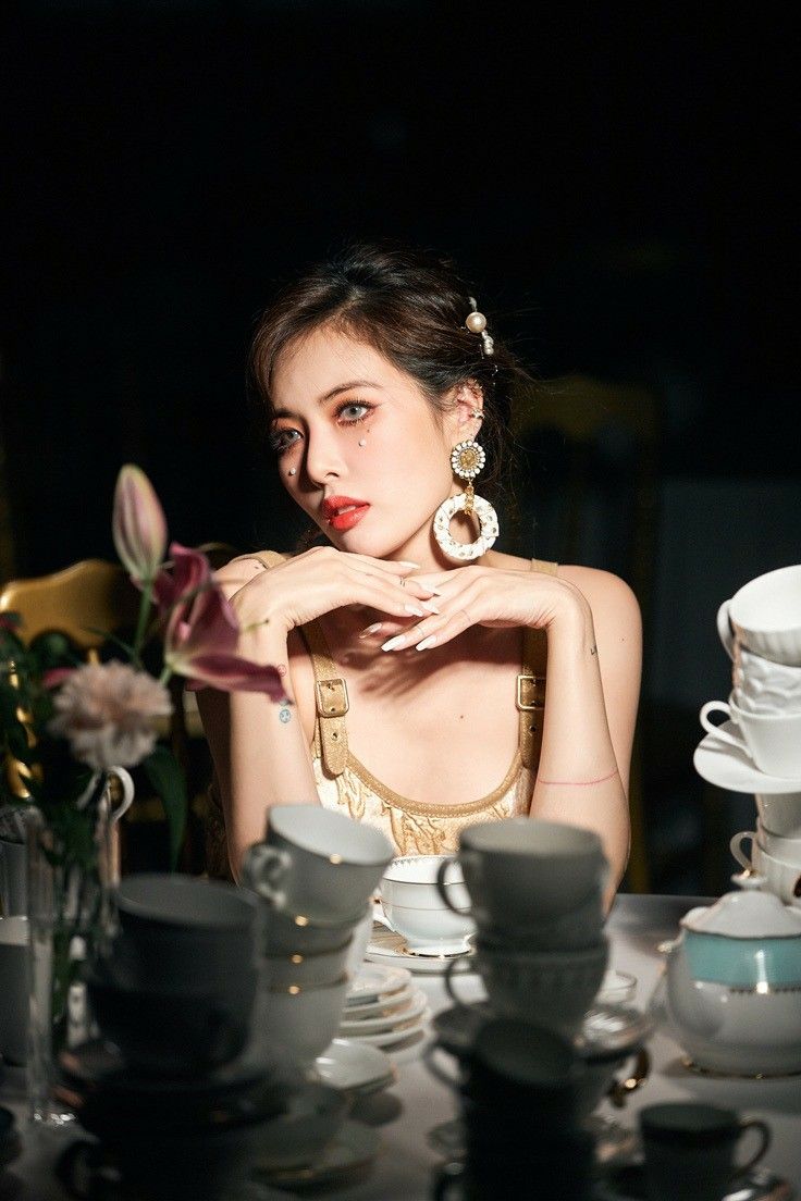 HYUNA 'FLOWER SHOWER' BTS / 191105. Flower shower, Shower music, Hyuna kim