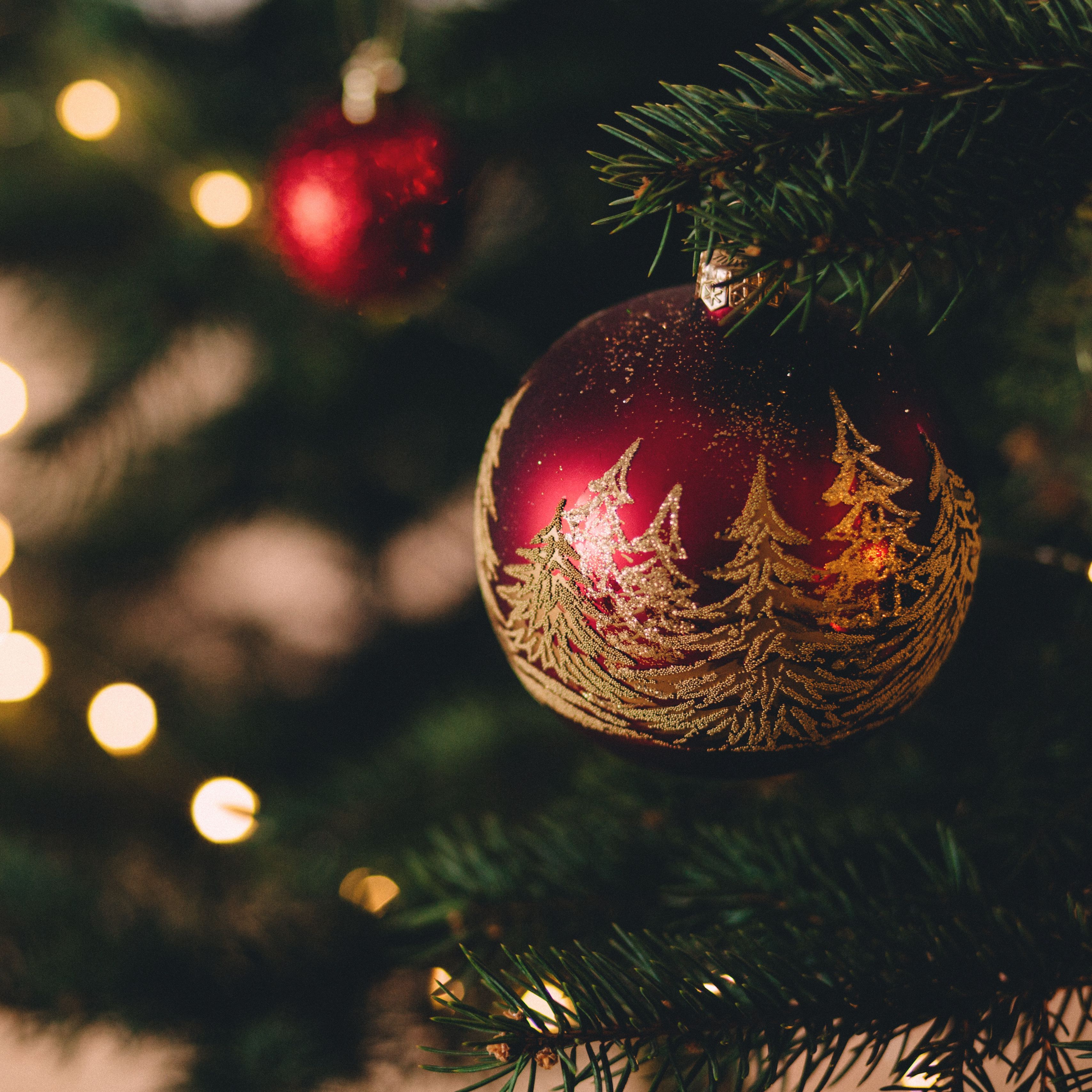 Download wallpaper 3415x3415 christmas tree, ball, decoration, new year, christmas ipad pro 12.9 retina for parallax HD background
