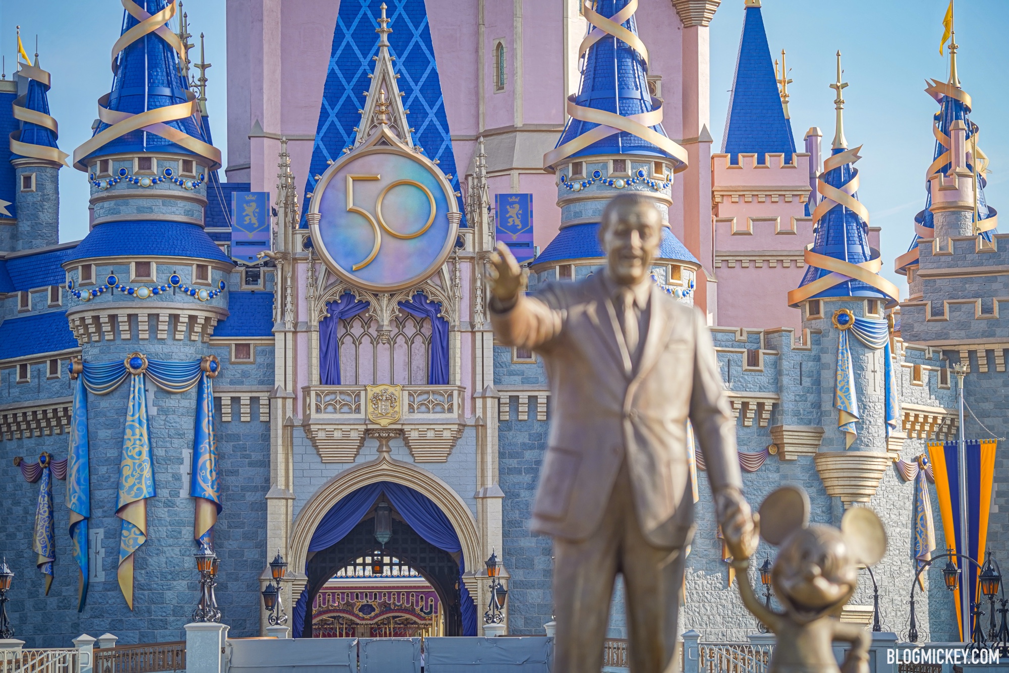 Hãy chiêm ngưỡng tòa lâu đài Điện Walt Disney xinh đẹp và ấn tượng như trong câu chuyện cổ tích. Disney Castle luôn là điểm đến hấp dẫn cho những ai yêu thích những câu chuyện lãng mạn và phấn khởi của Disney.
