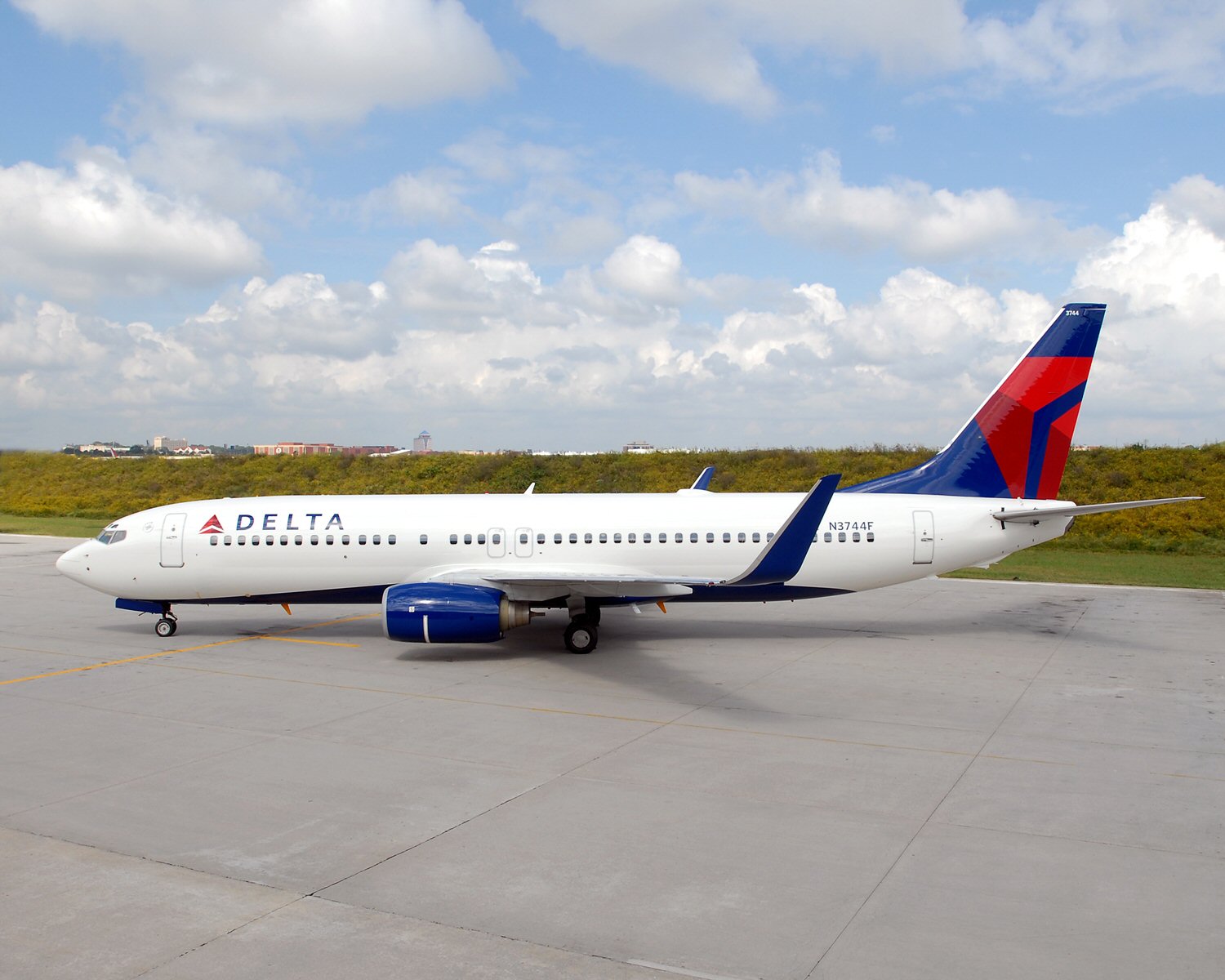 Boeing 737 800 Delta Airlines On Runway Aircraft Wallpaper 3178