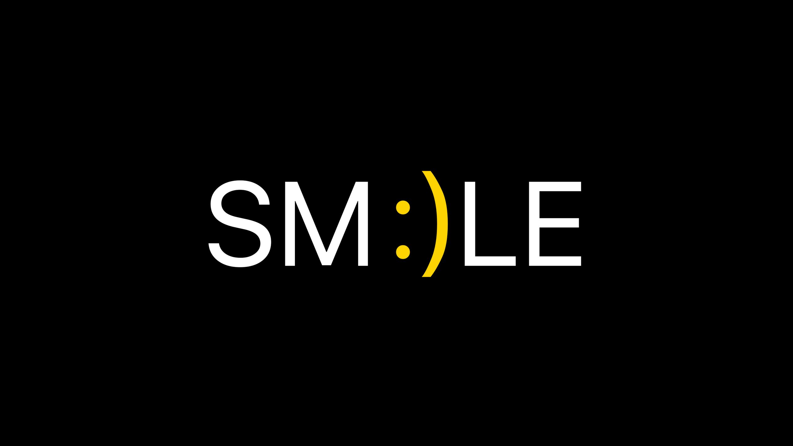 Smile надпись. Надпись улыбнись на черном фоне. Смайл на черном фоне. Улыбка на черном фоне.