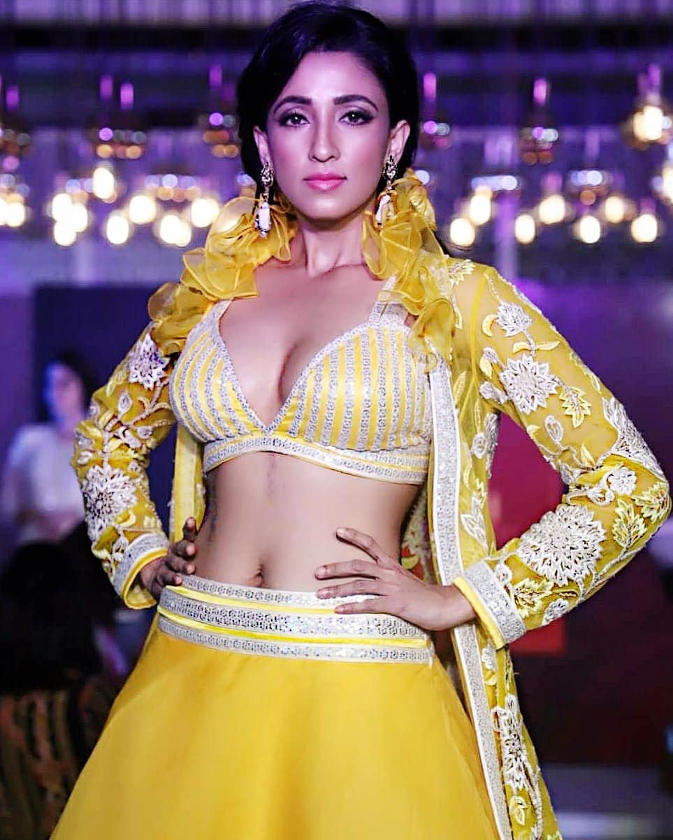 Click here for more HD picture of Iris Maity