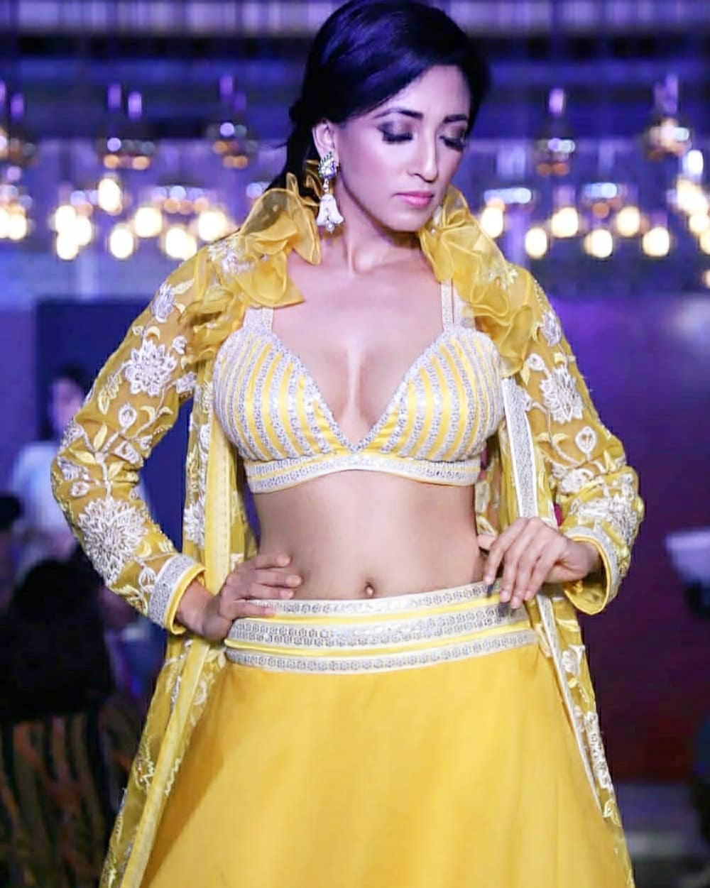 Click here for more HD picture of Iris Maity