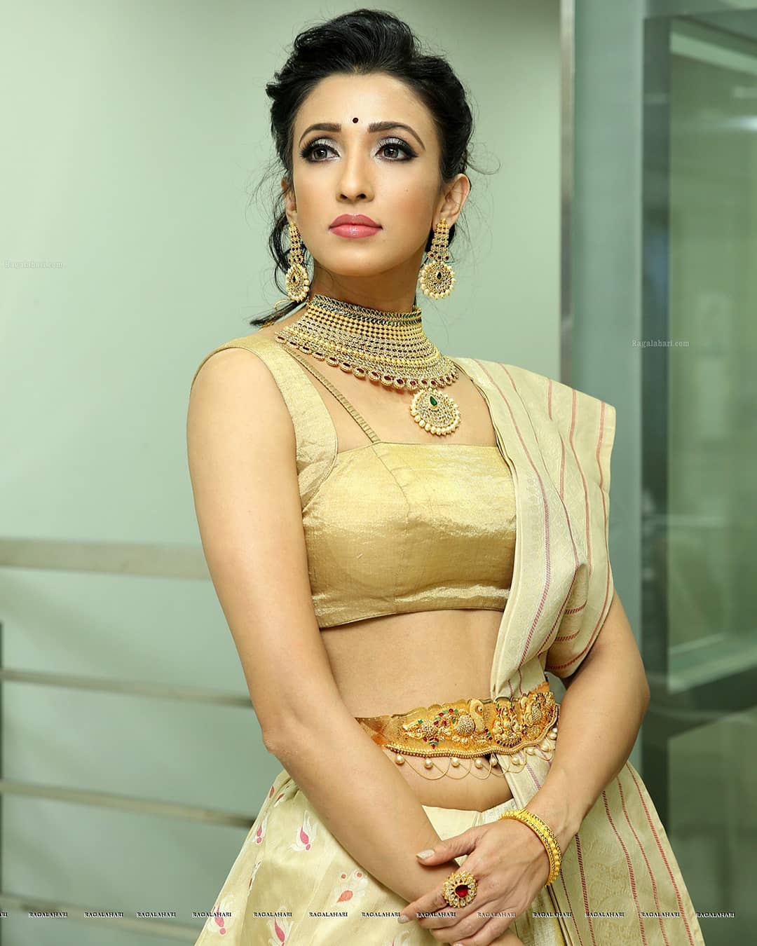 Click here for more HD picture of Iris Maity