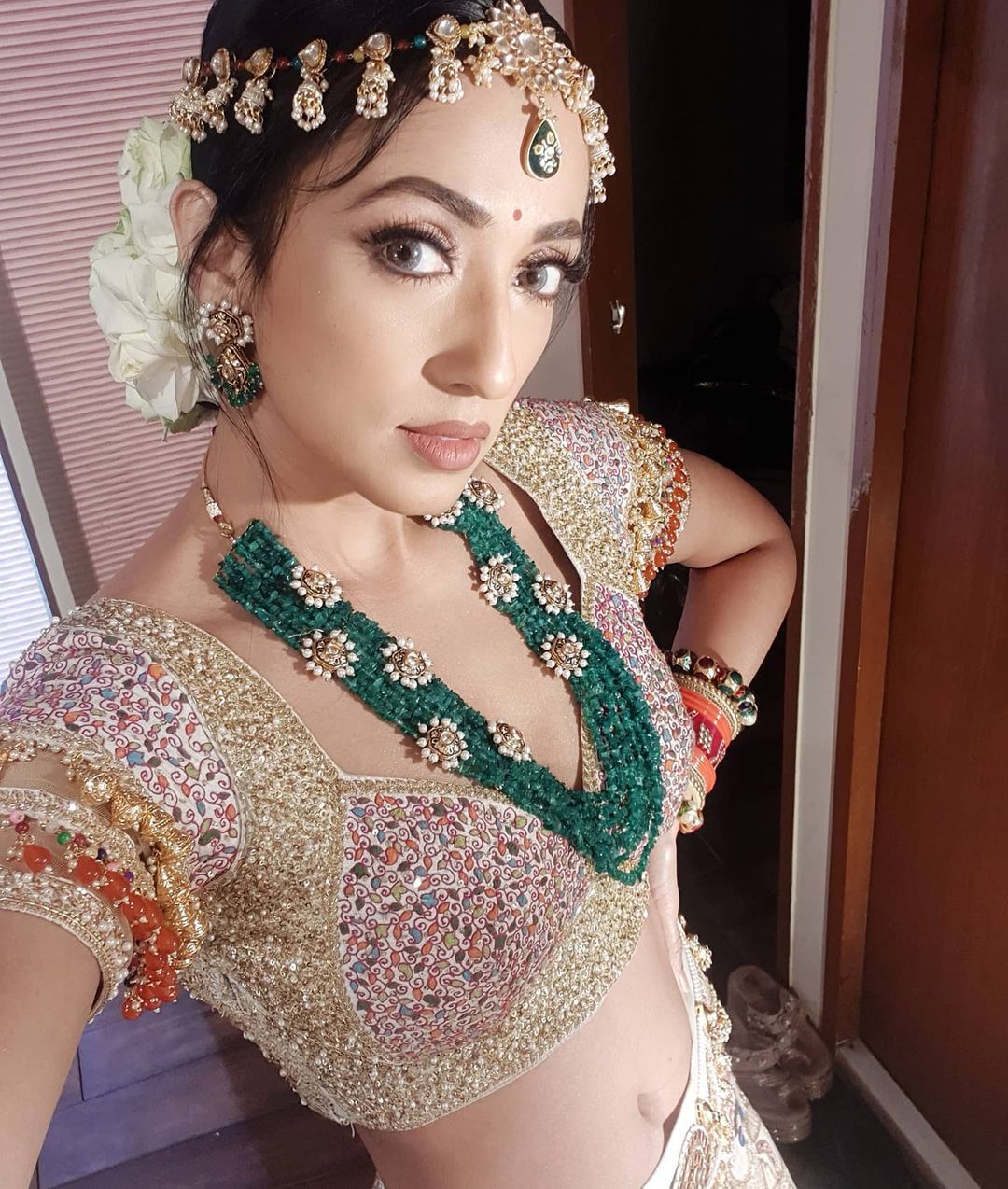 Click here for more HD picture of Iris Maity