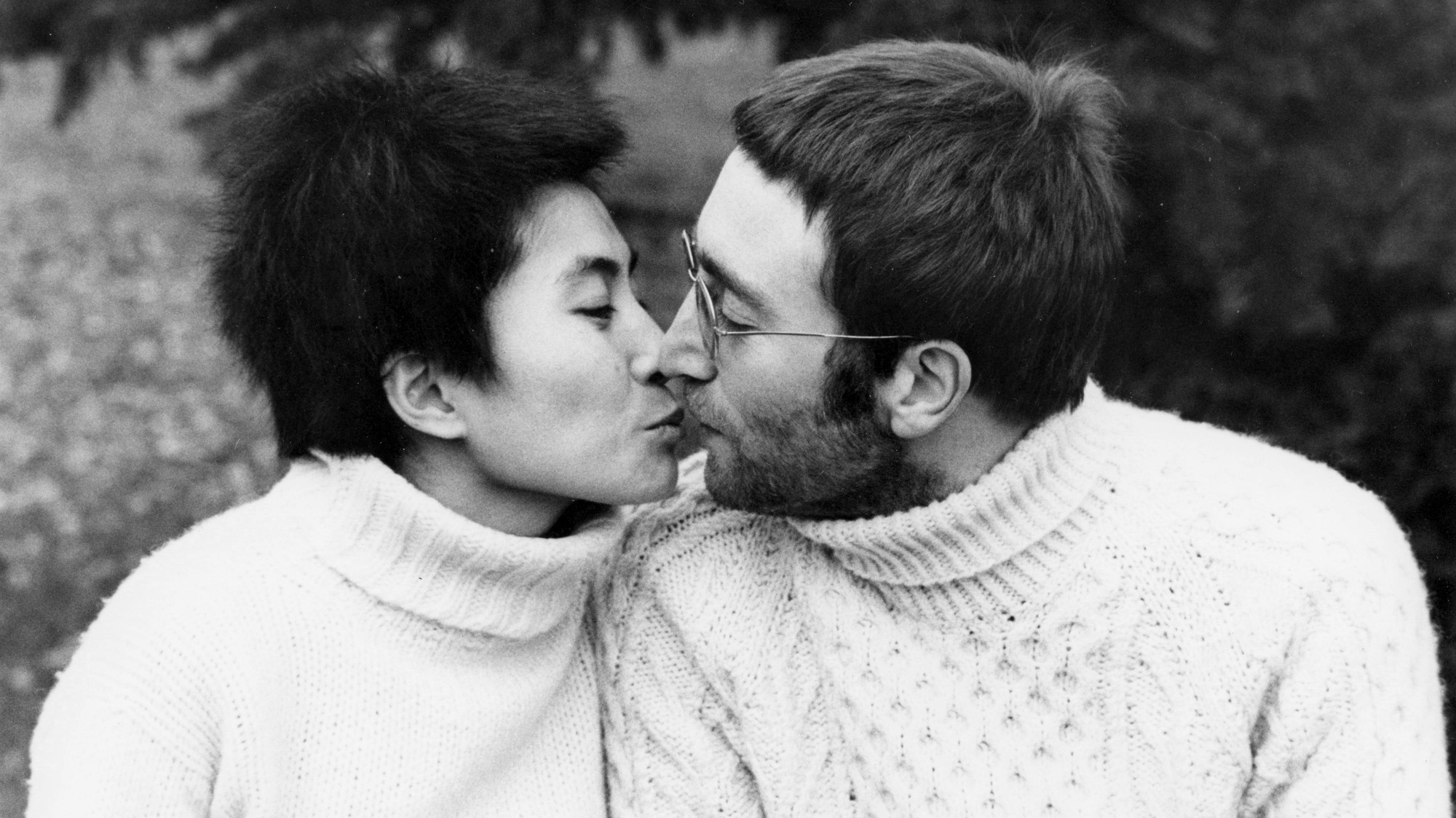Rare 70s photo of John Lennon & Yoko Ono