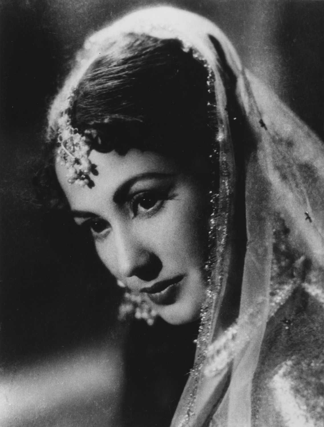 Meena Kumari. Vintage bollywood, Bollywood, Beautiful indian actress
