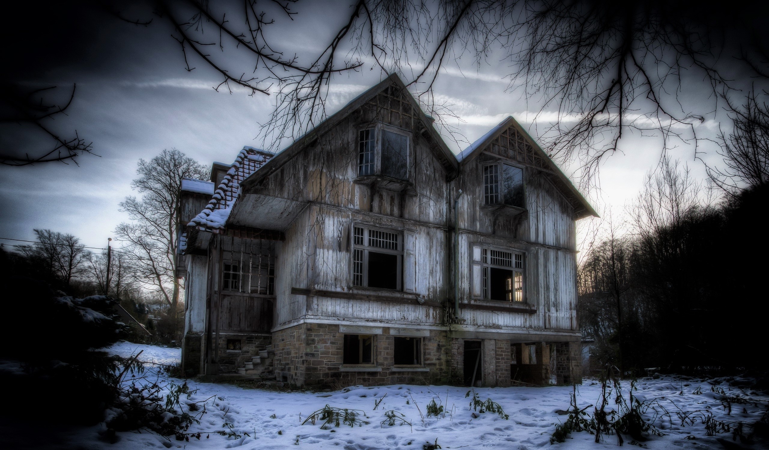 Old Abandoned House in Winter HD Wallpaper