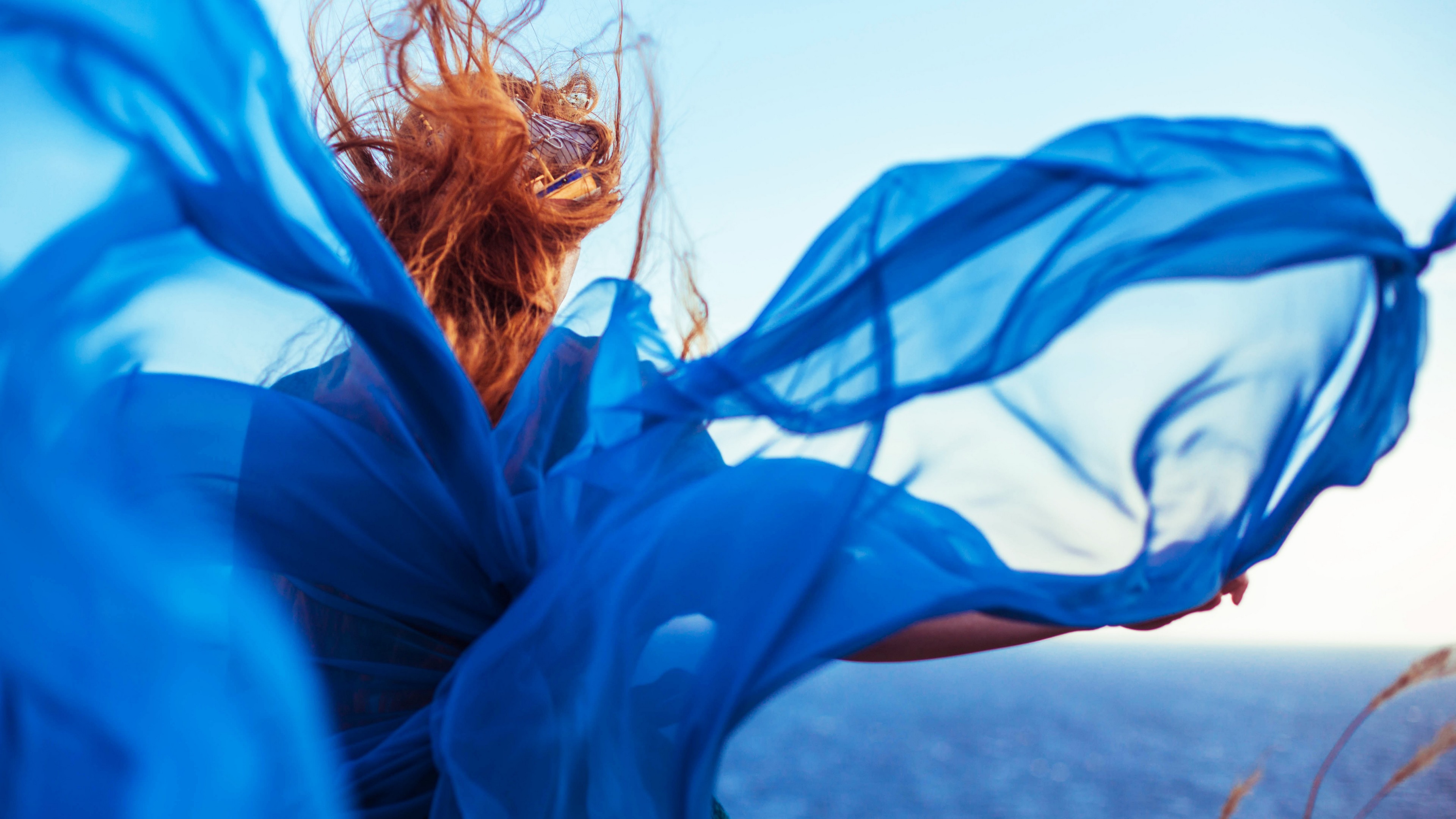 Шарф на спине. Фотосессия с тканью. Девушка в синем. Ткань развивается на ветру. Развивающееся платье.