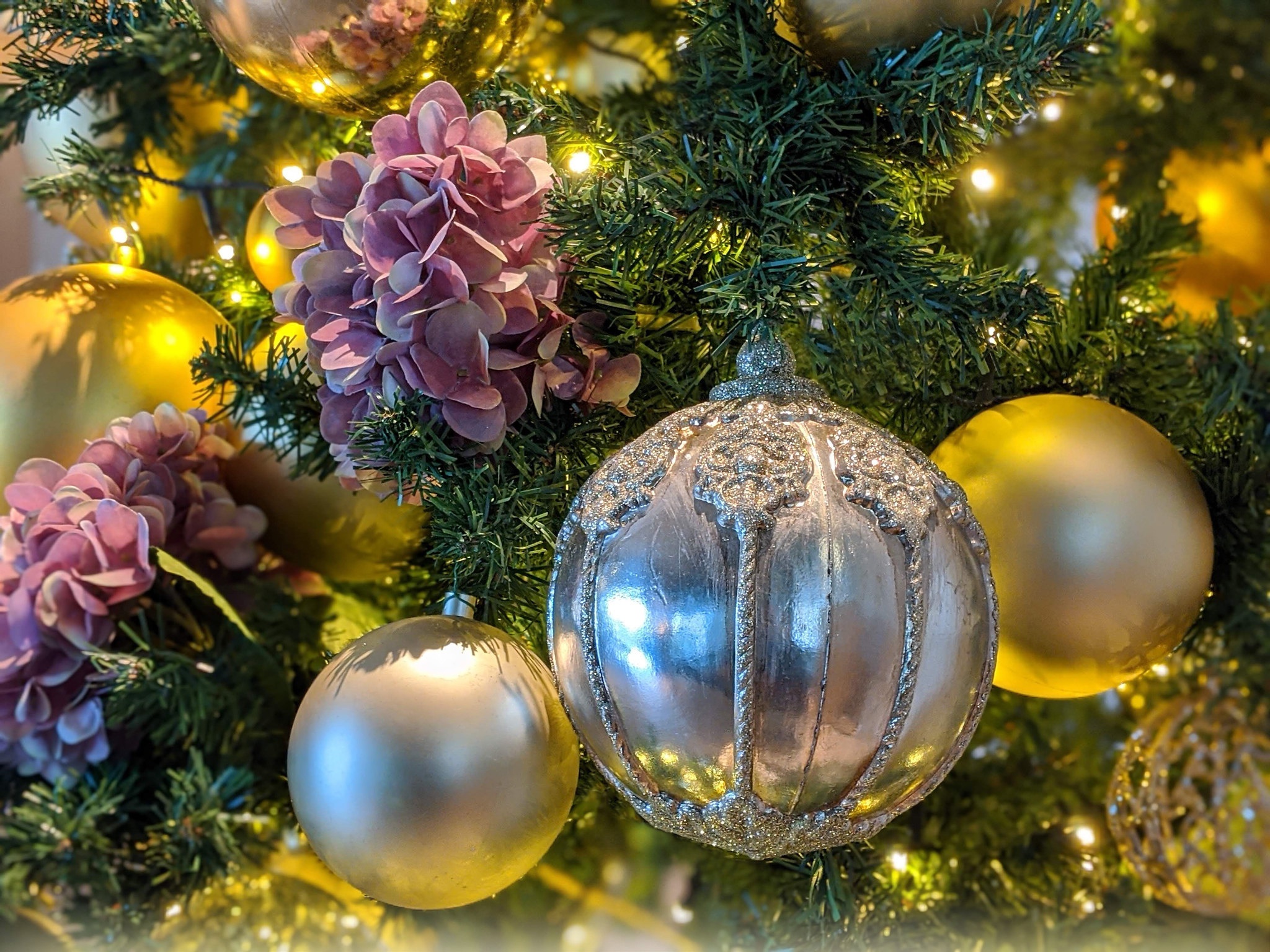 Wallpaper, colorful, Christmas ornaments 2048x1536