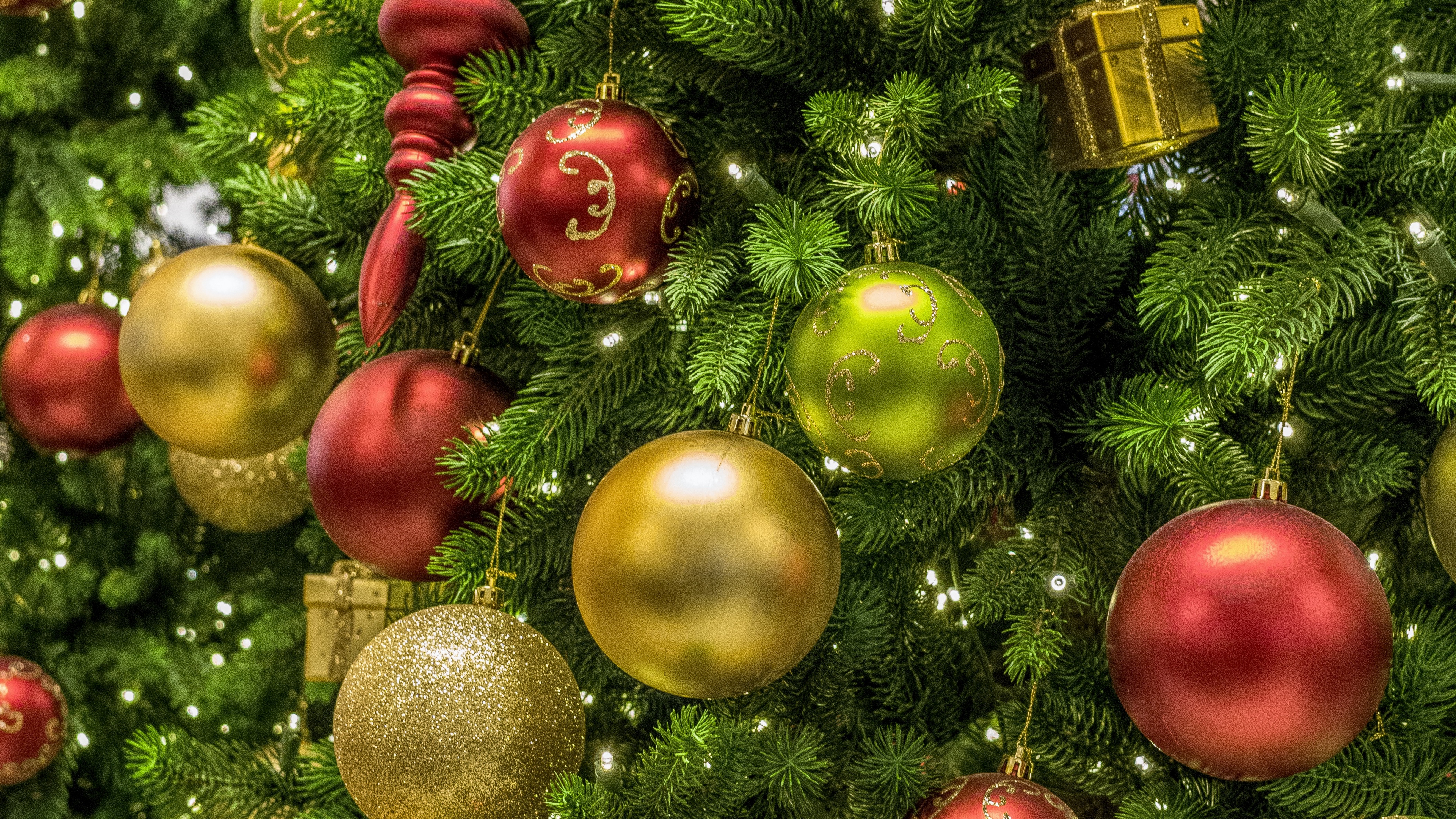 Wallpaper 4k christmas tree, balls, new year, christmas, colorful 4k Wallpaper