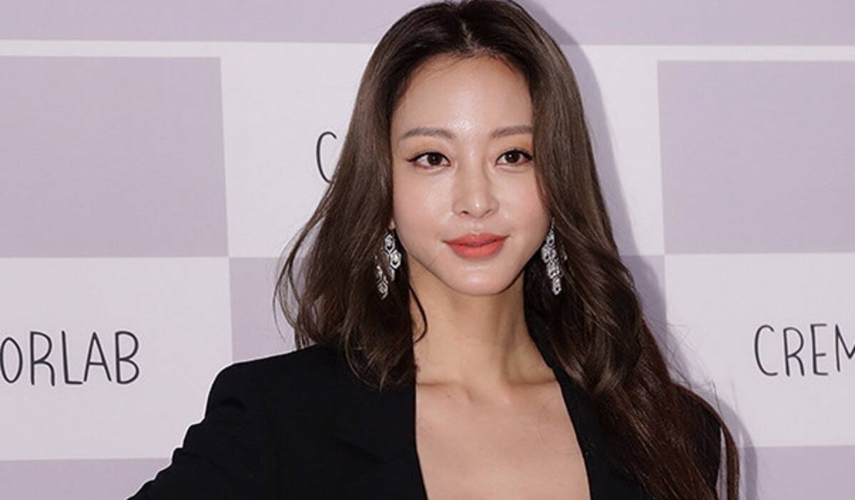 Han Ye Seul posts date photo of boyfriend in midst of controversies