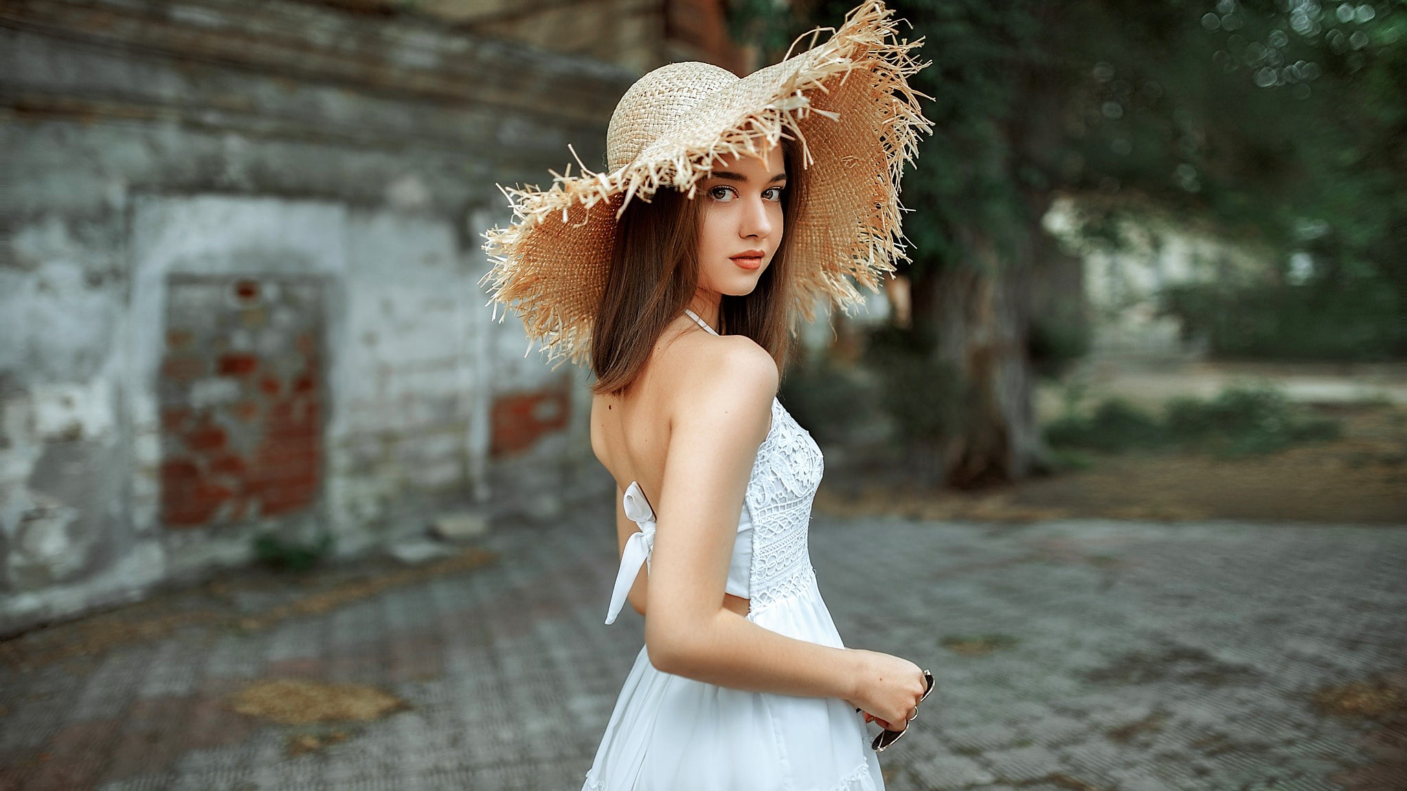 Download Wallpaper model girl dress hat white young, 2048x1152