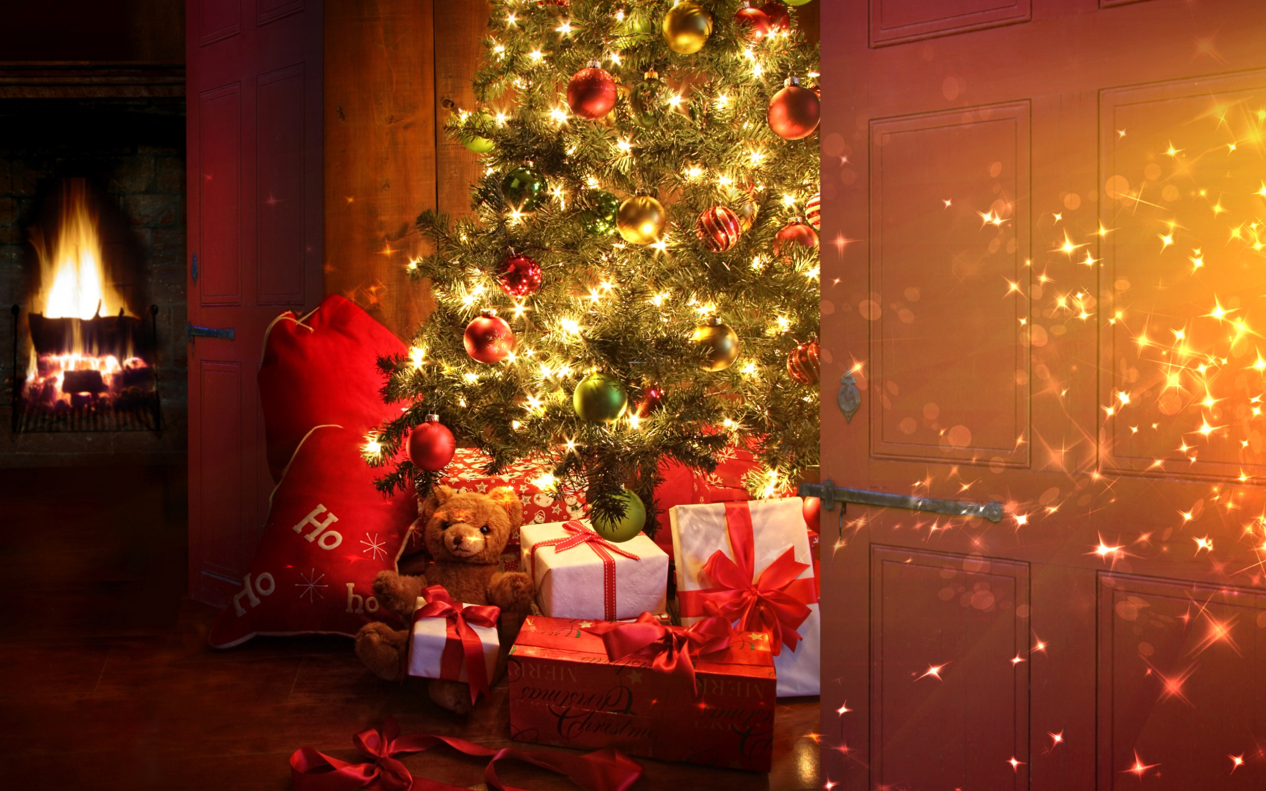 Christmas tree and presents desktop PC and Mac wallpaper