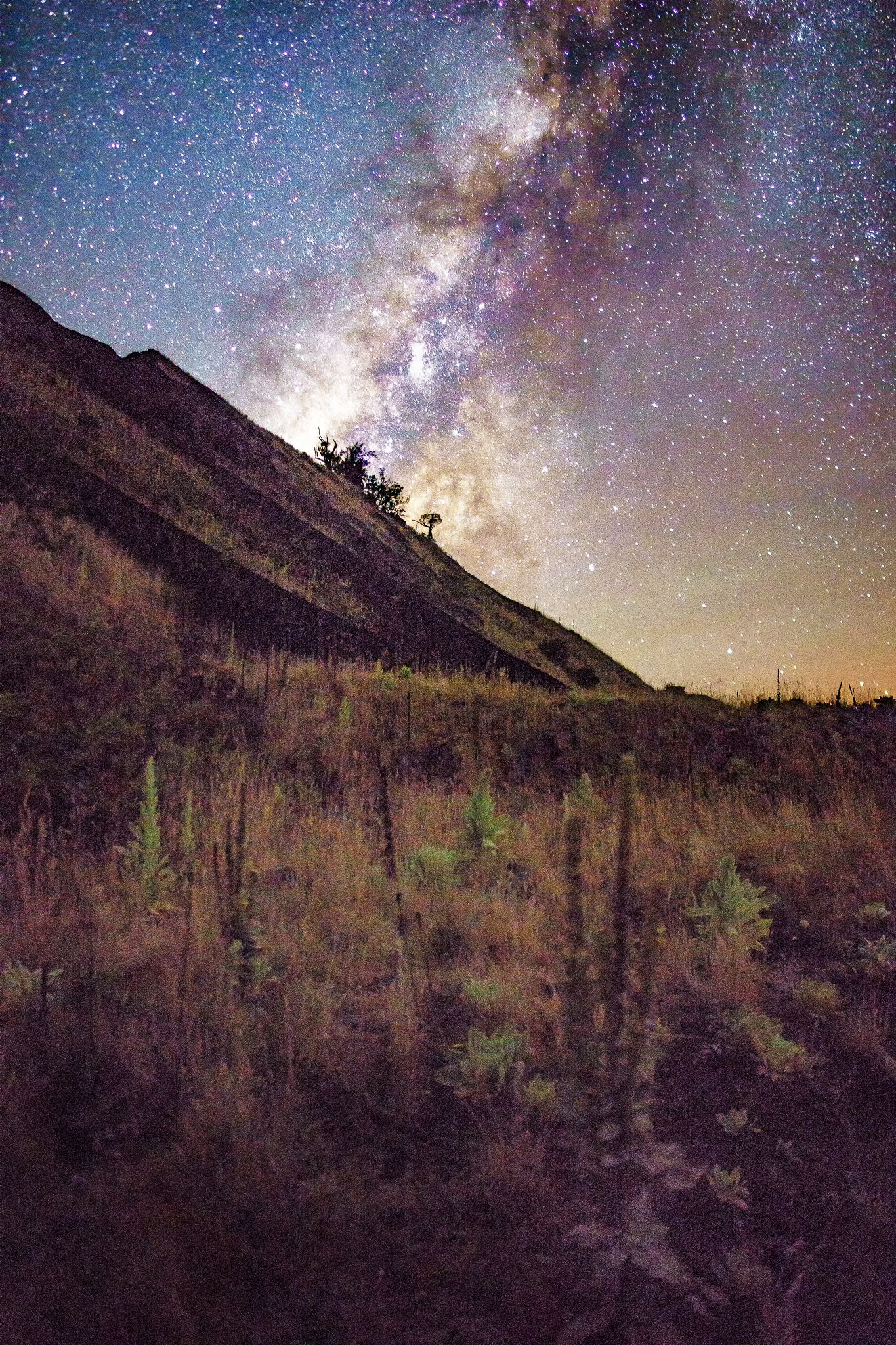 The Milky Way above a cinder cone on Mauna Kea, Hawaii [OC] [1365 x 2048] #reddit. Hawaii adventures, World photo, Places to travel