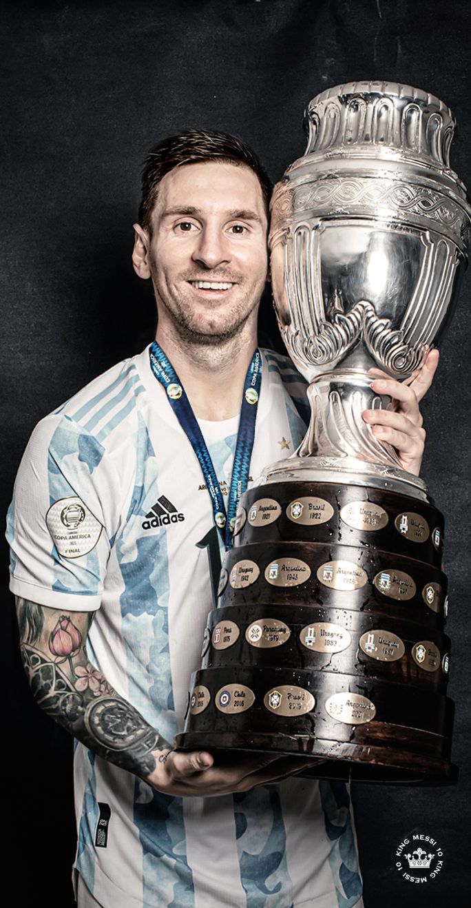 Hãy chiêm ngưỡng hình nền sáng tạo về Messi cùng chiếc cúp vô địch đầy đặn trên tay. Bạn sẽ hóa mình thành một người hâm mộ thật sự với bức tranh này.