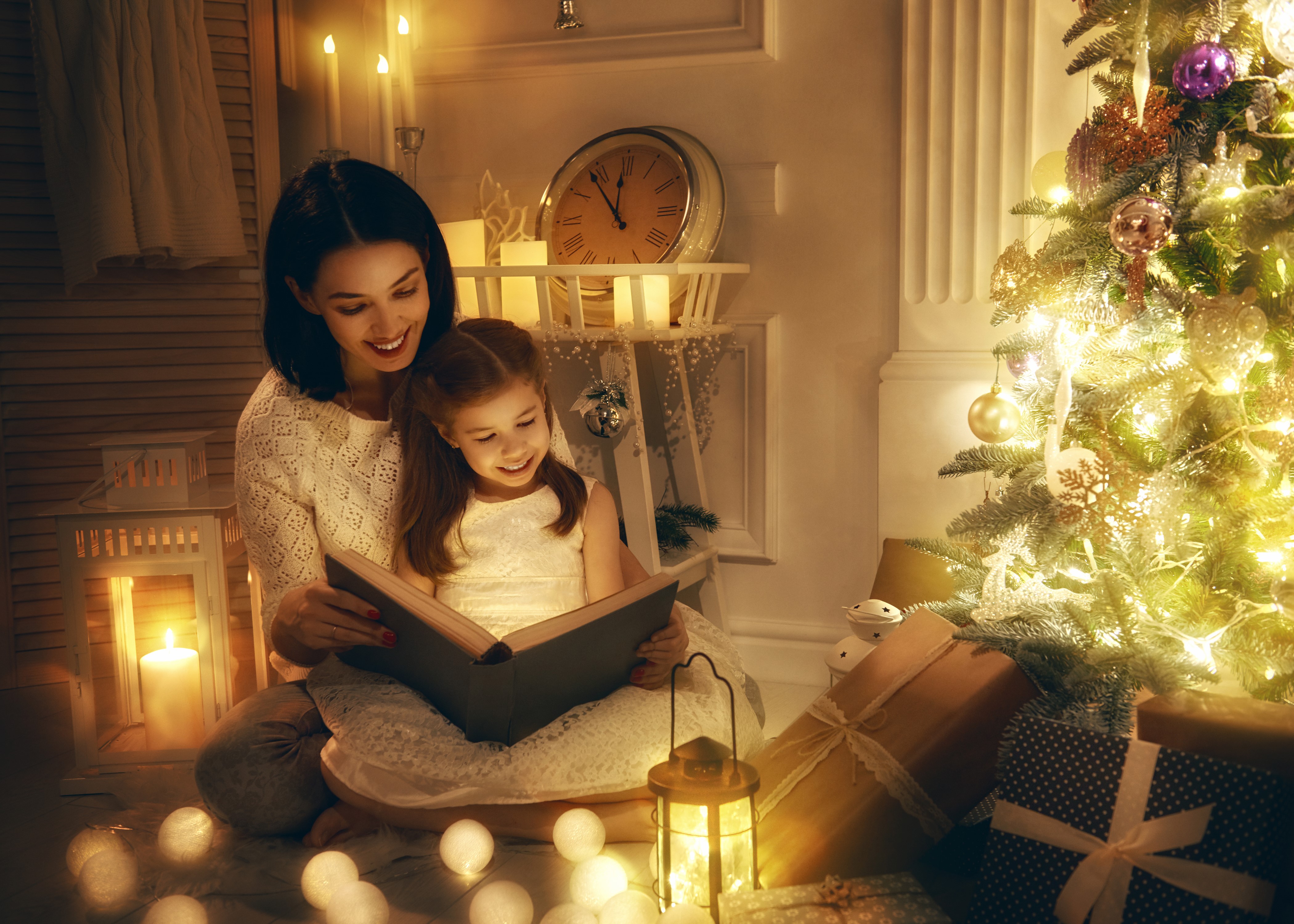 4K, Christmas, Holidays, Mother, Christmas tree, Fairy lights, Book, Little girls, Sitting, Two, Smile HD Wallpaper