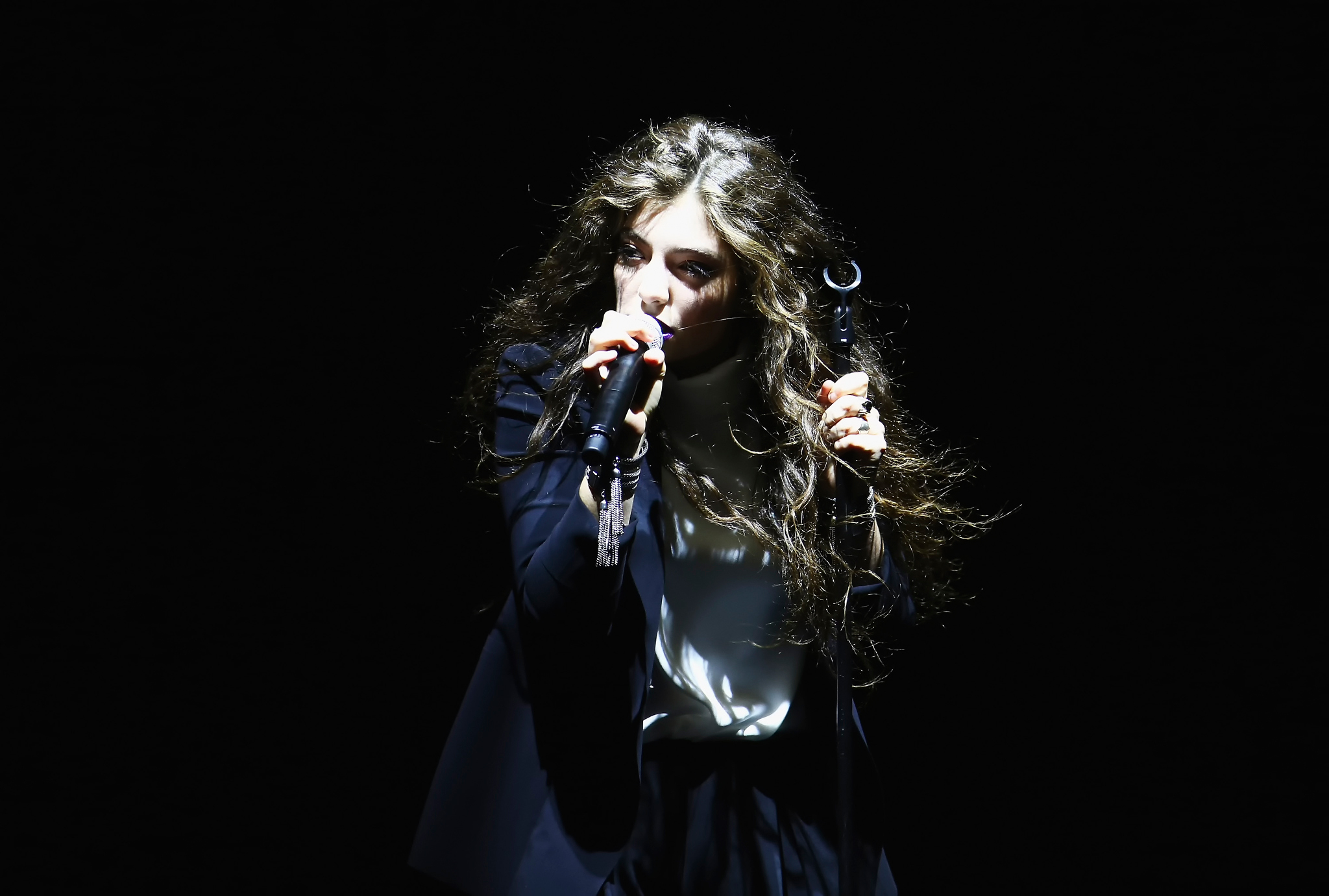 Wallpaper, black, singer, Lorde, guitarist, singing, entertainment, light, stage, darkness, concert, performance art, performing arts 2048x1381