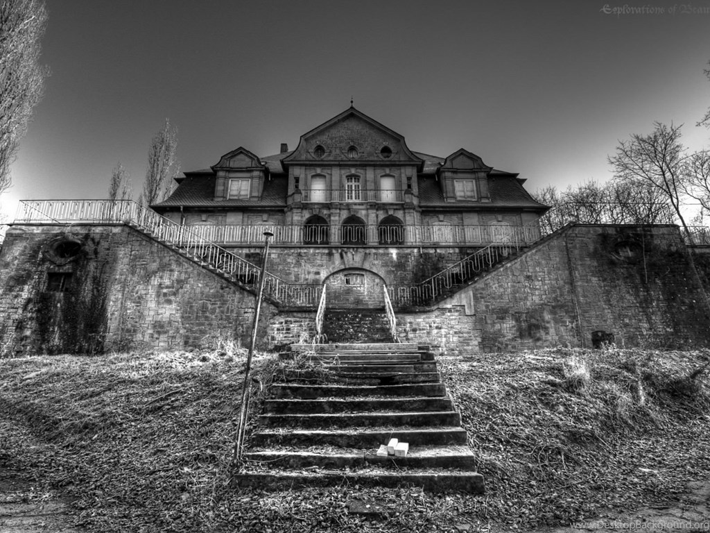 Black & White Old House Wallpaper Desktop Background