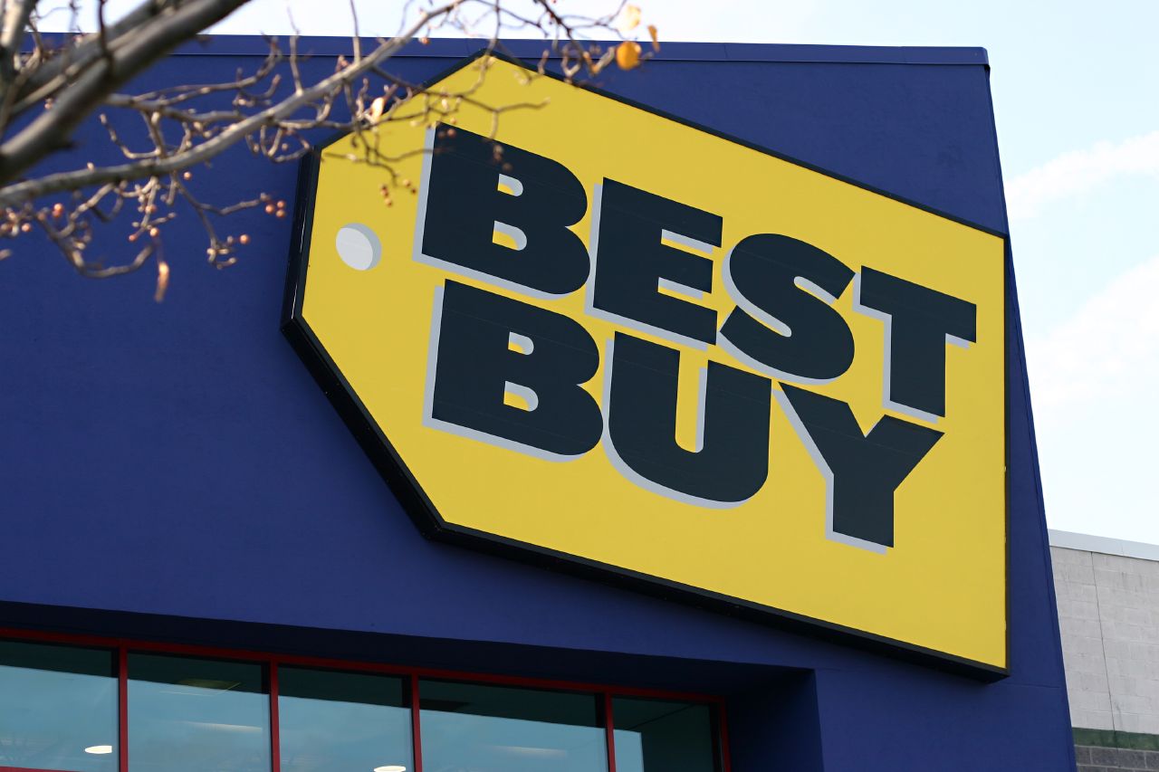 Aggravated Robbery at Best Buy, Suspects Flee