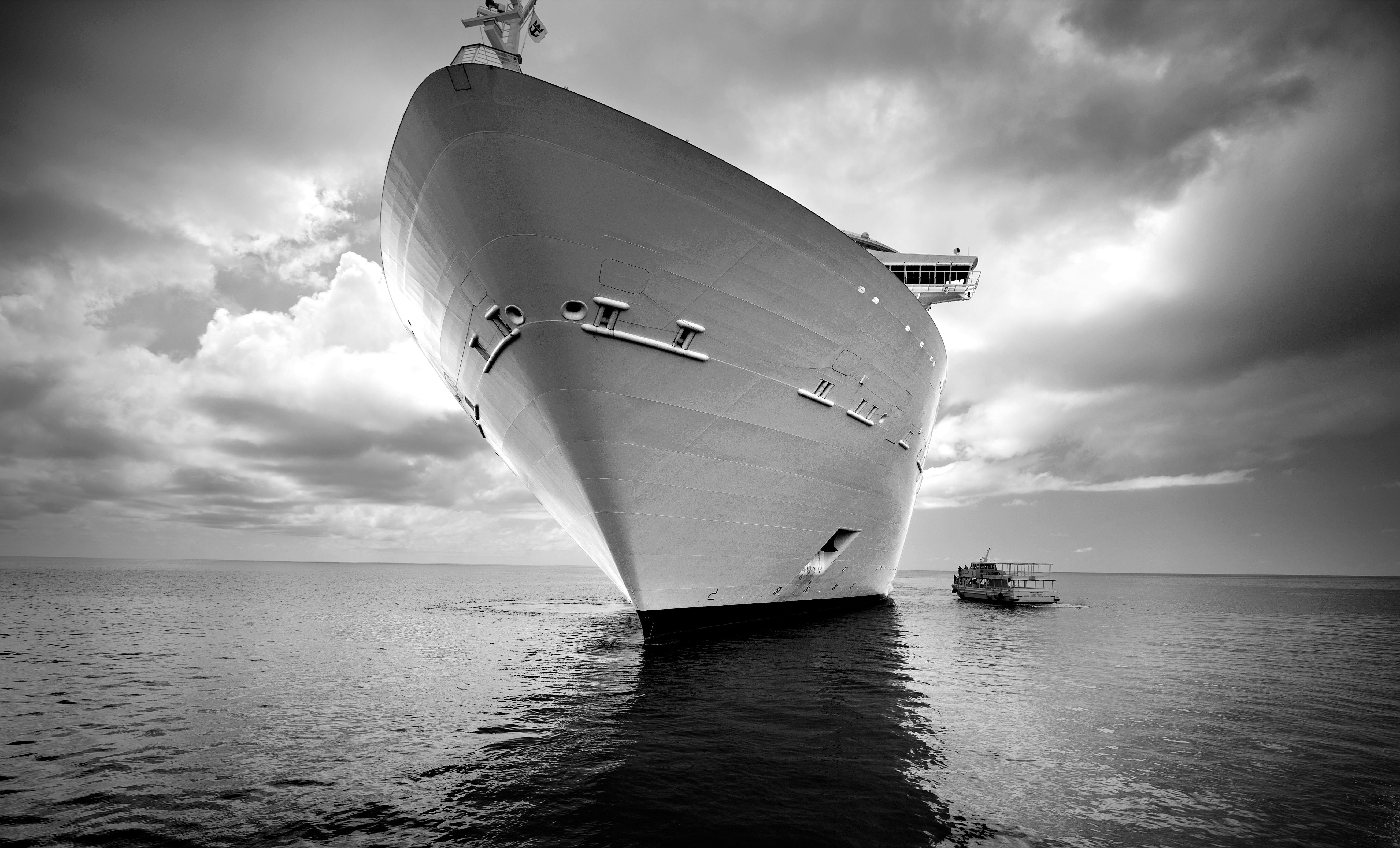 Wallpapers : ocean, cruise, sea, bw, white, black, photography, boat, big, kevin, ship, small, royal, carribean, Tiny, huge, hull, Titanic, dinkel 5222x3165