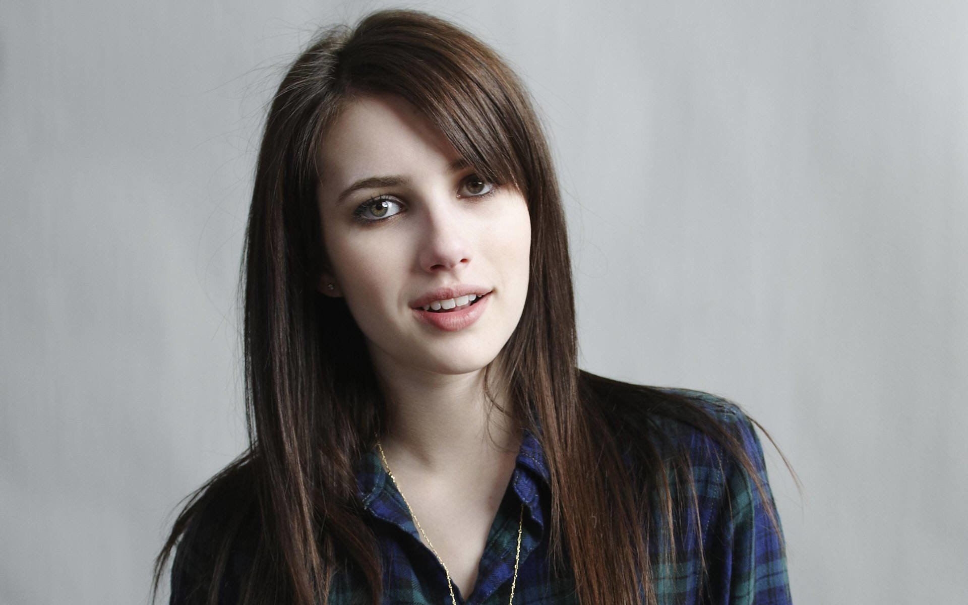 Emma Roberts HD Wallpaper and Background Image