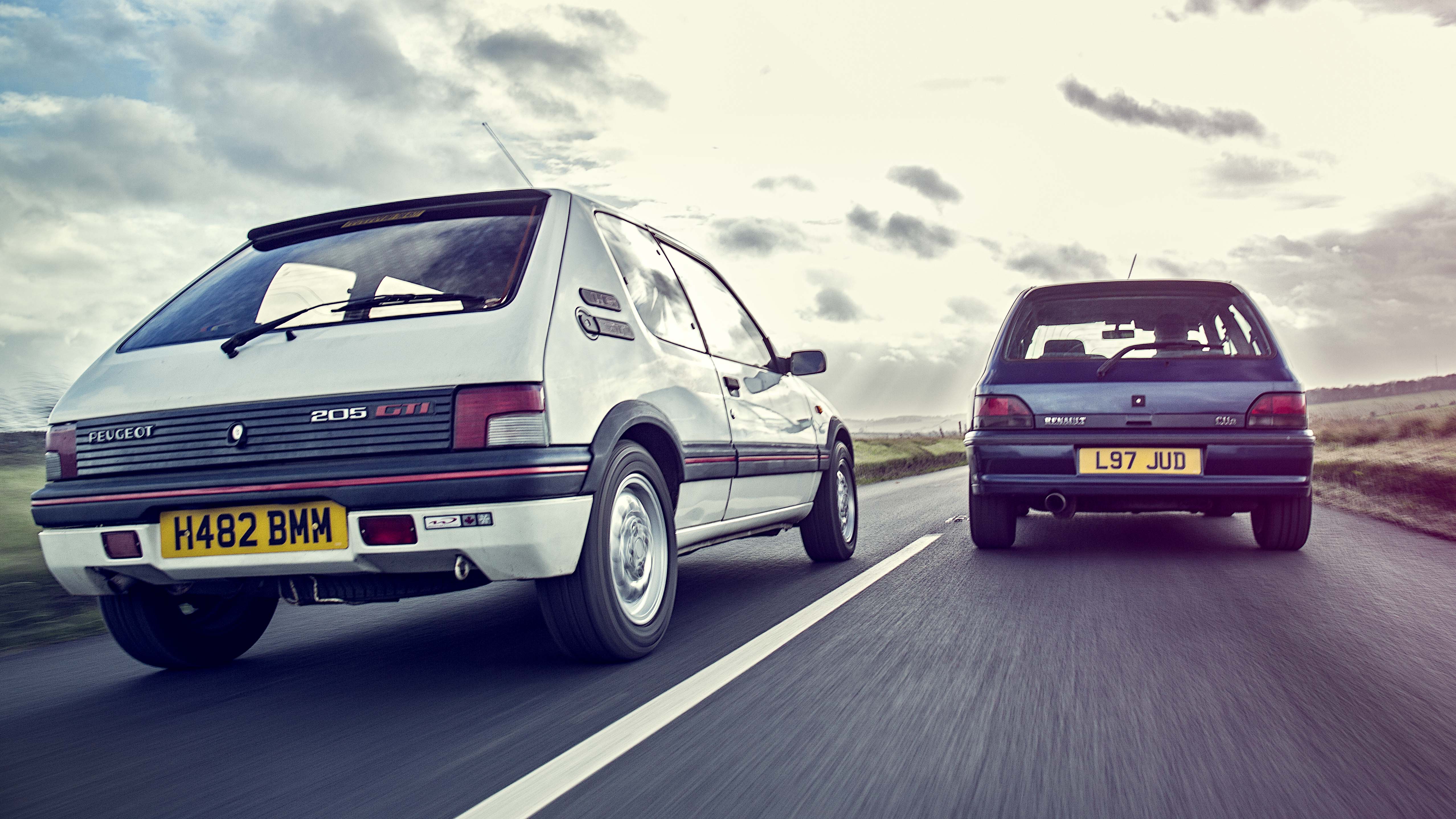 Peugeot 205 GTi vs Renault Clio Williams