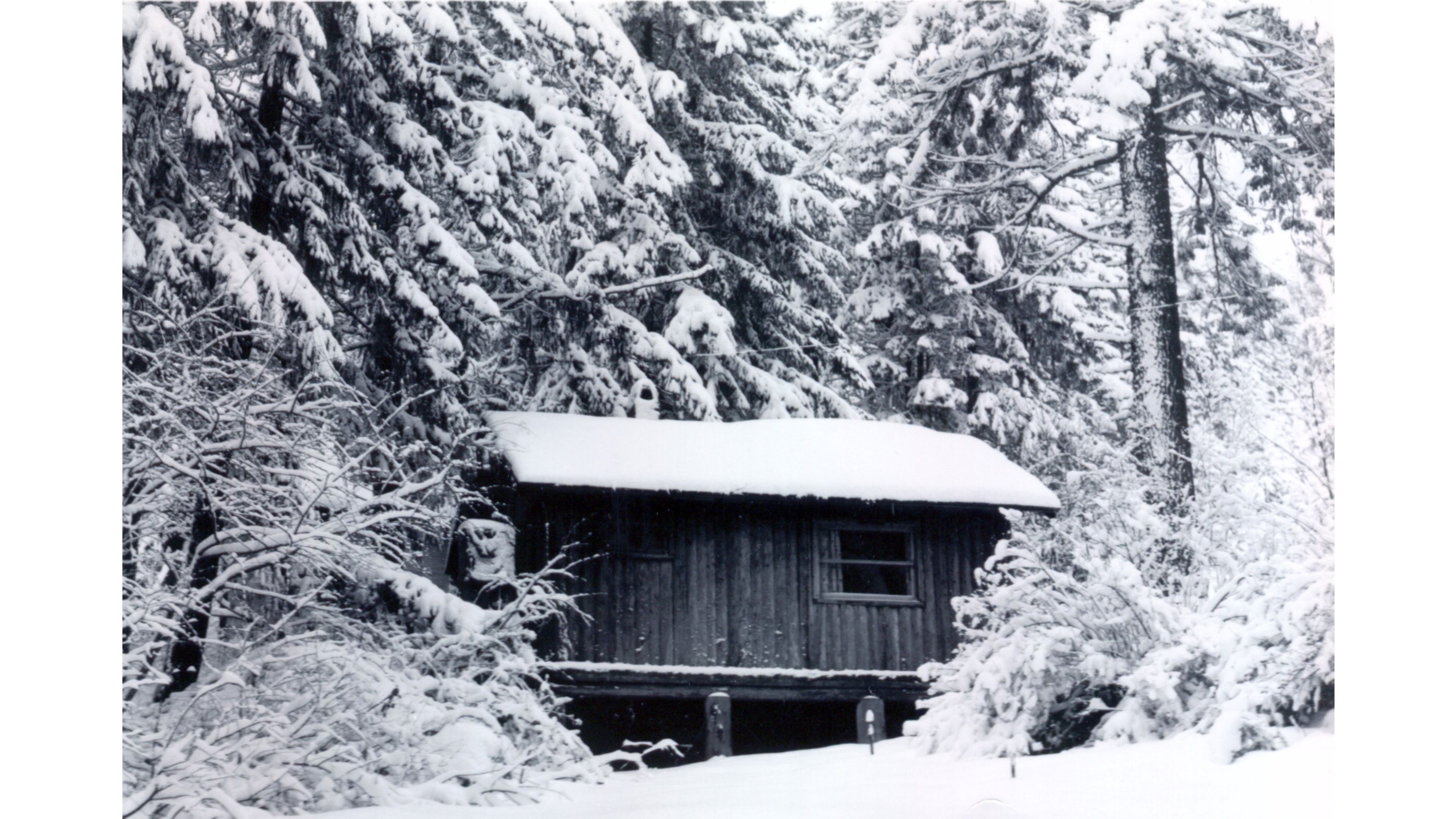 Vintage House Winter 4K wallpaper