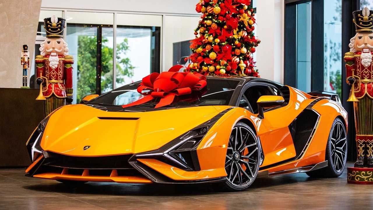 First Lamborghini Sian in North America has a crazy paint job