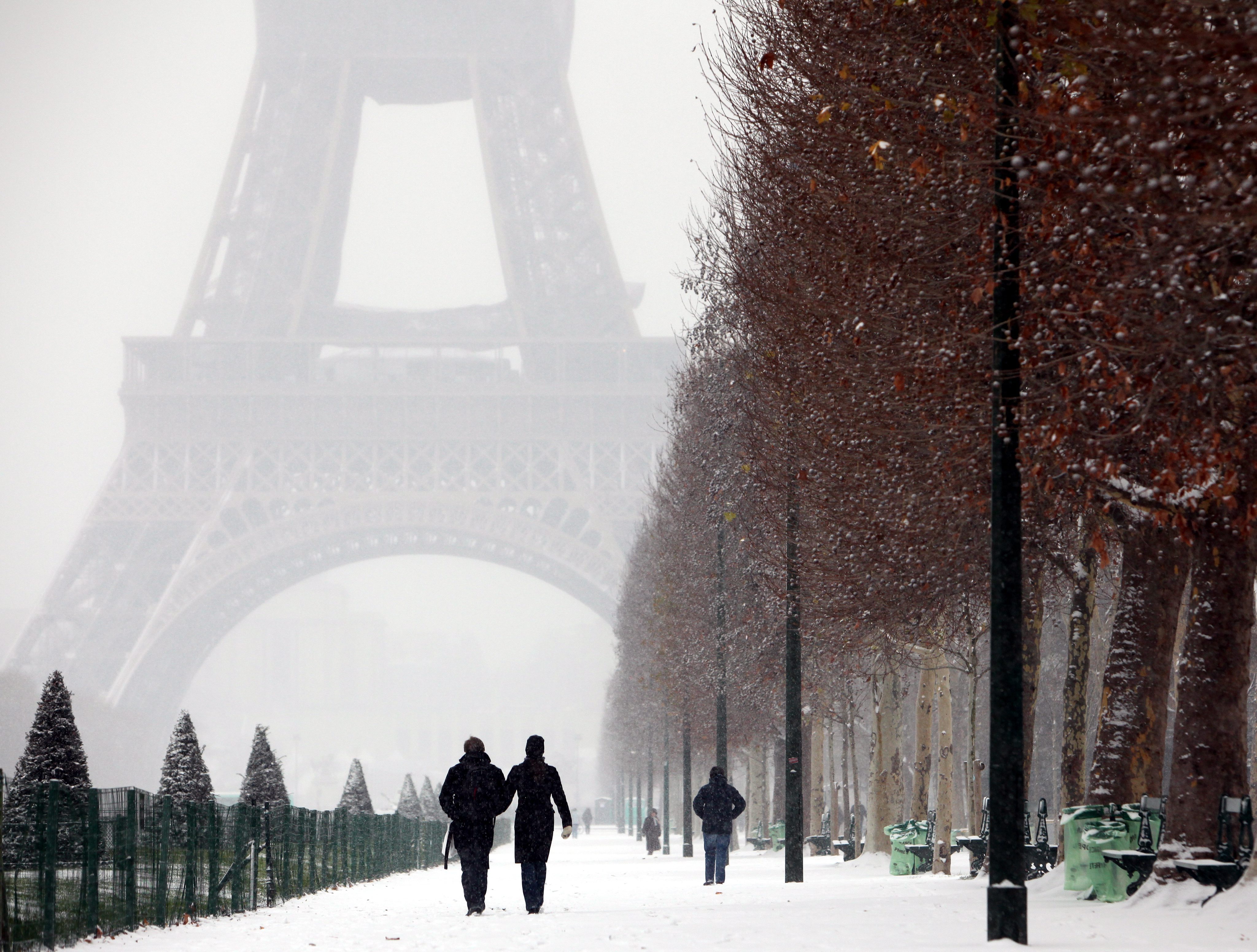 Eiffel Tower, Paris, winter Wallpaper / WallpaperJam.com