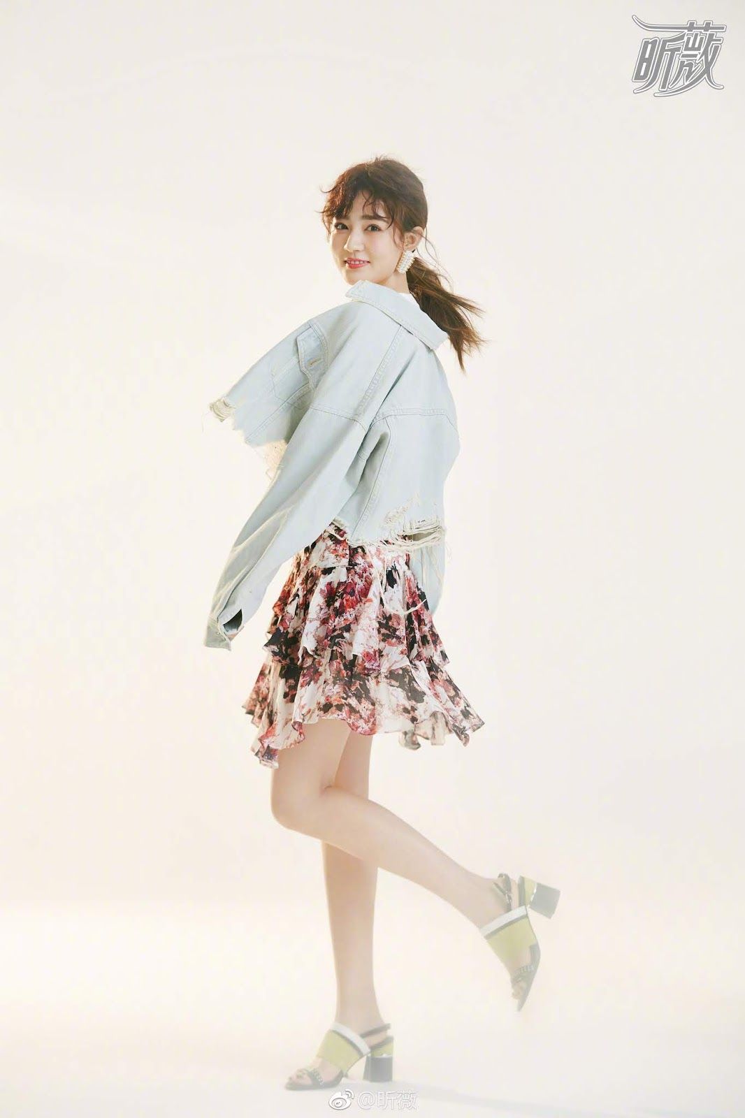 Xu Lu poses for photo shoot. China Entertainment News. Fashion, Poses for photo, Photohoot