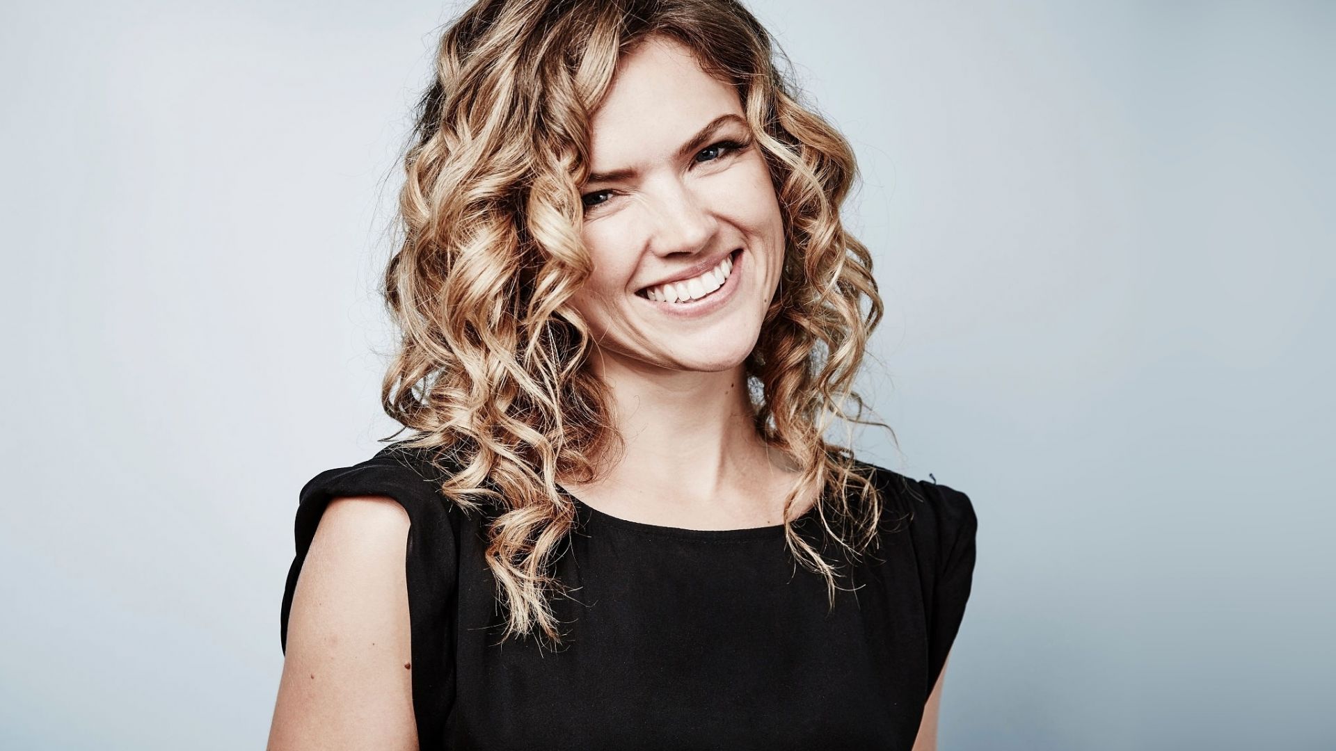 Desktop wallpaper smile, celebrity, black top, erin richards, HD image, picture, background, 2741b0