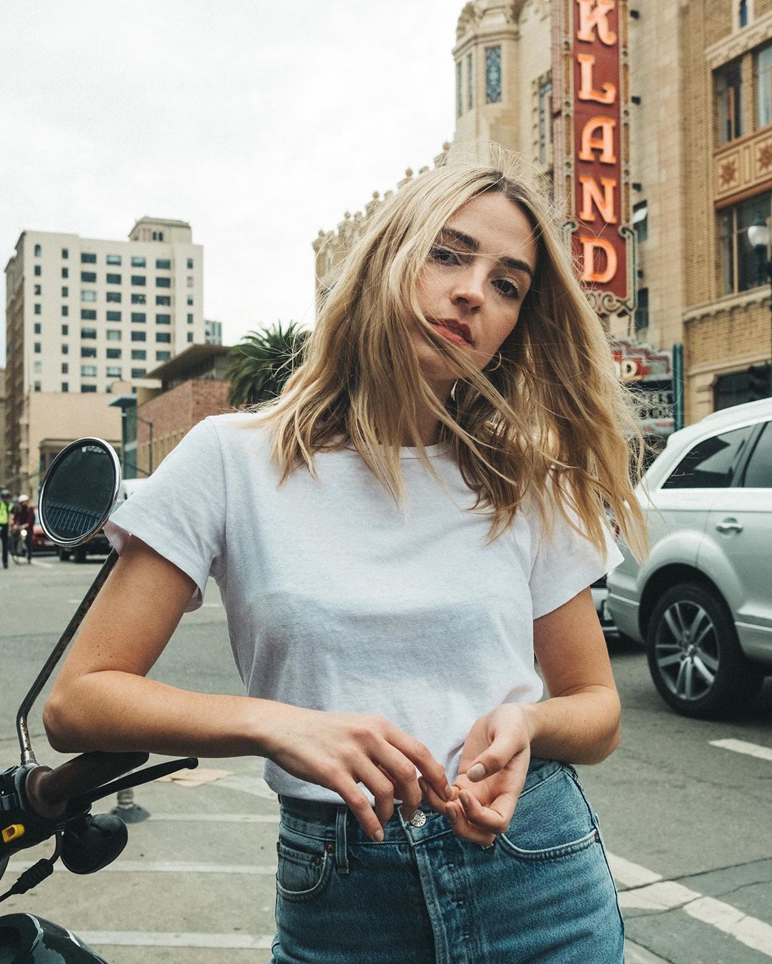 18.3 mil Me gusta, 94 comentarios Tarver en Instagram: Leaning on a stranger's moped in Oakland