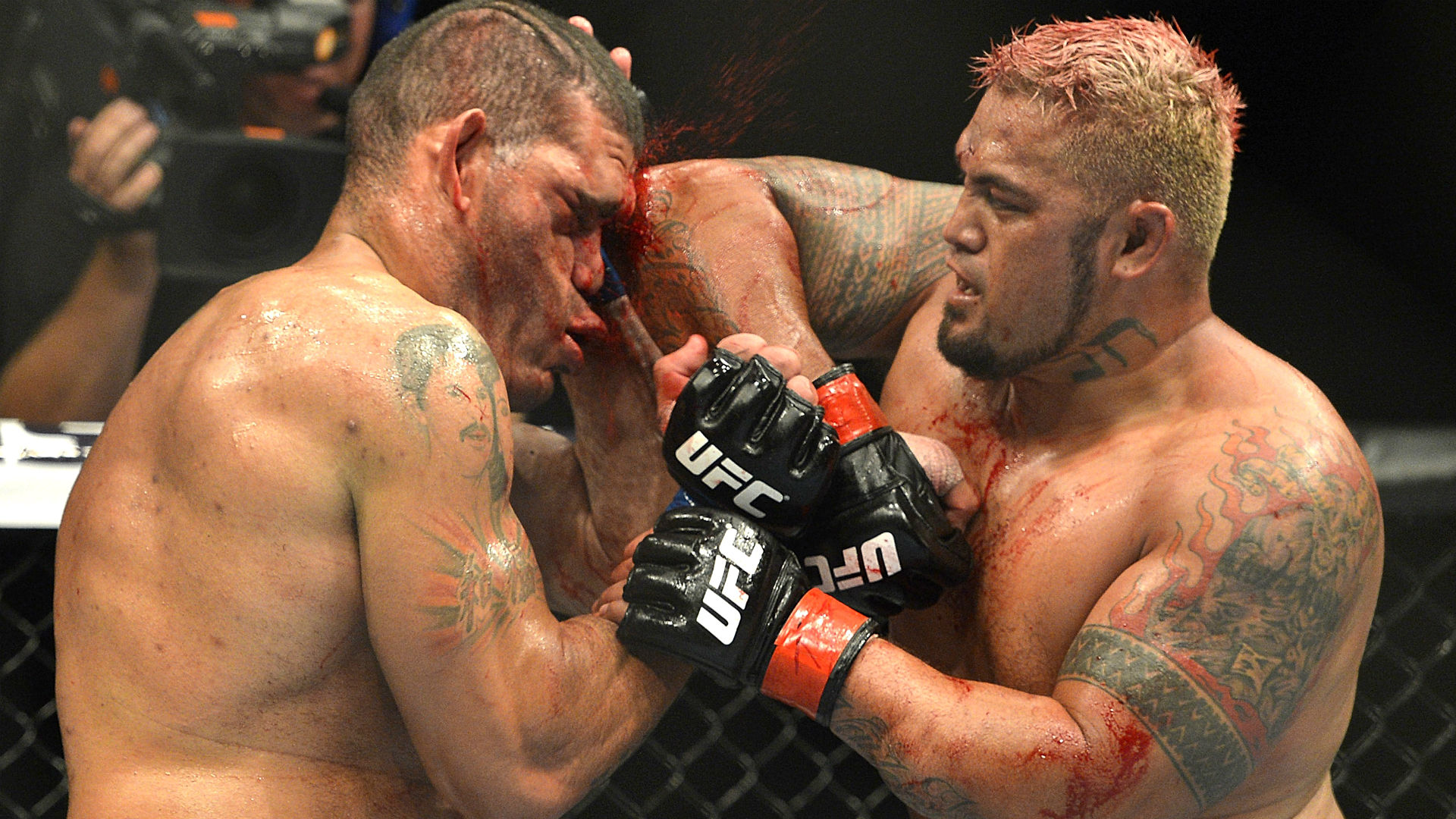 In the battle between Mark Hunt and the UFC, who's right?