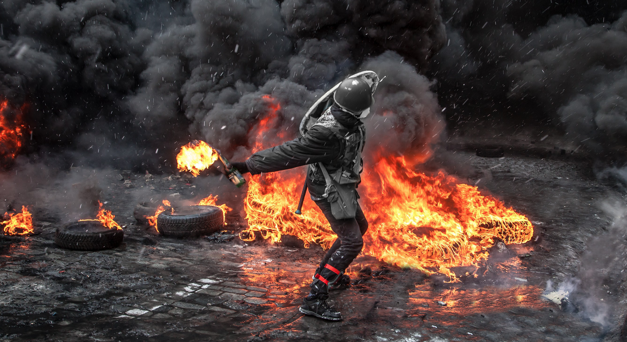 Wallpaper, fire, smoke, Molotov, military, Ukraine, revolution 2560x1400