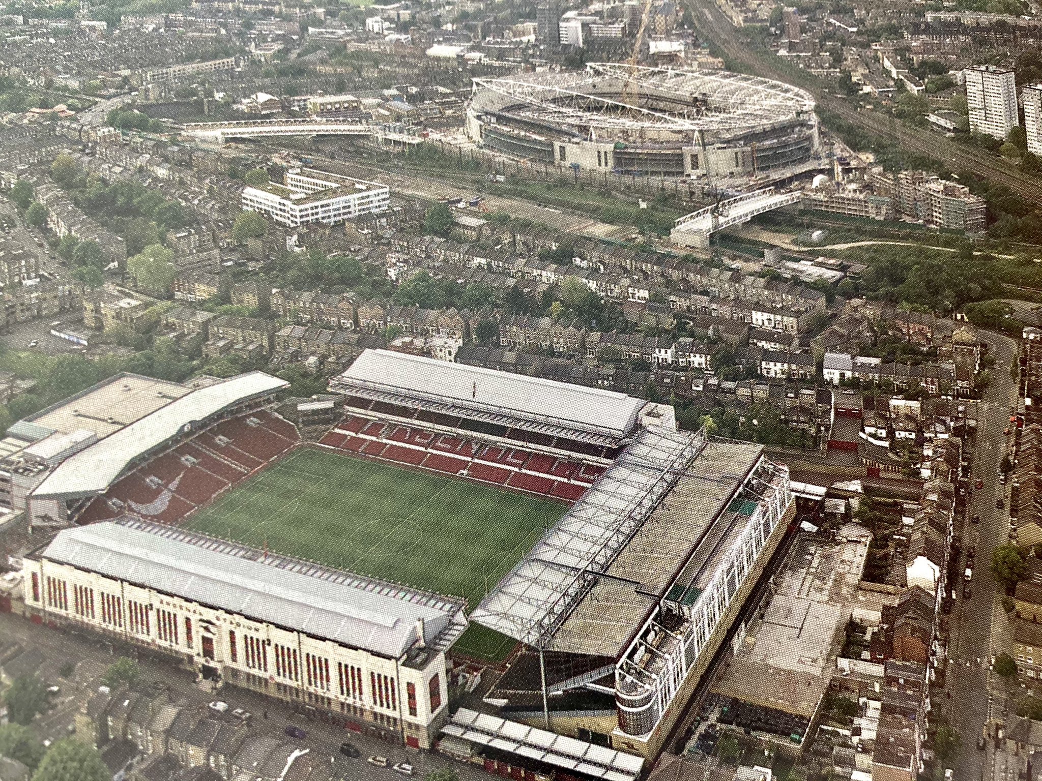 Richard a Twitter: In the forefront Highbury Stadium home of The Arsenal for 93 years the other stadium is the Emirates where The Arsenal now play. #arsenal