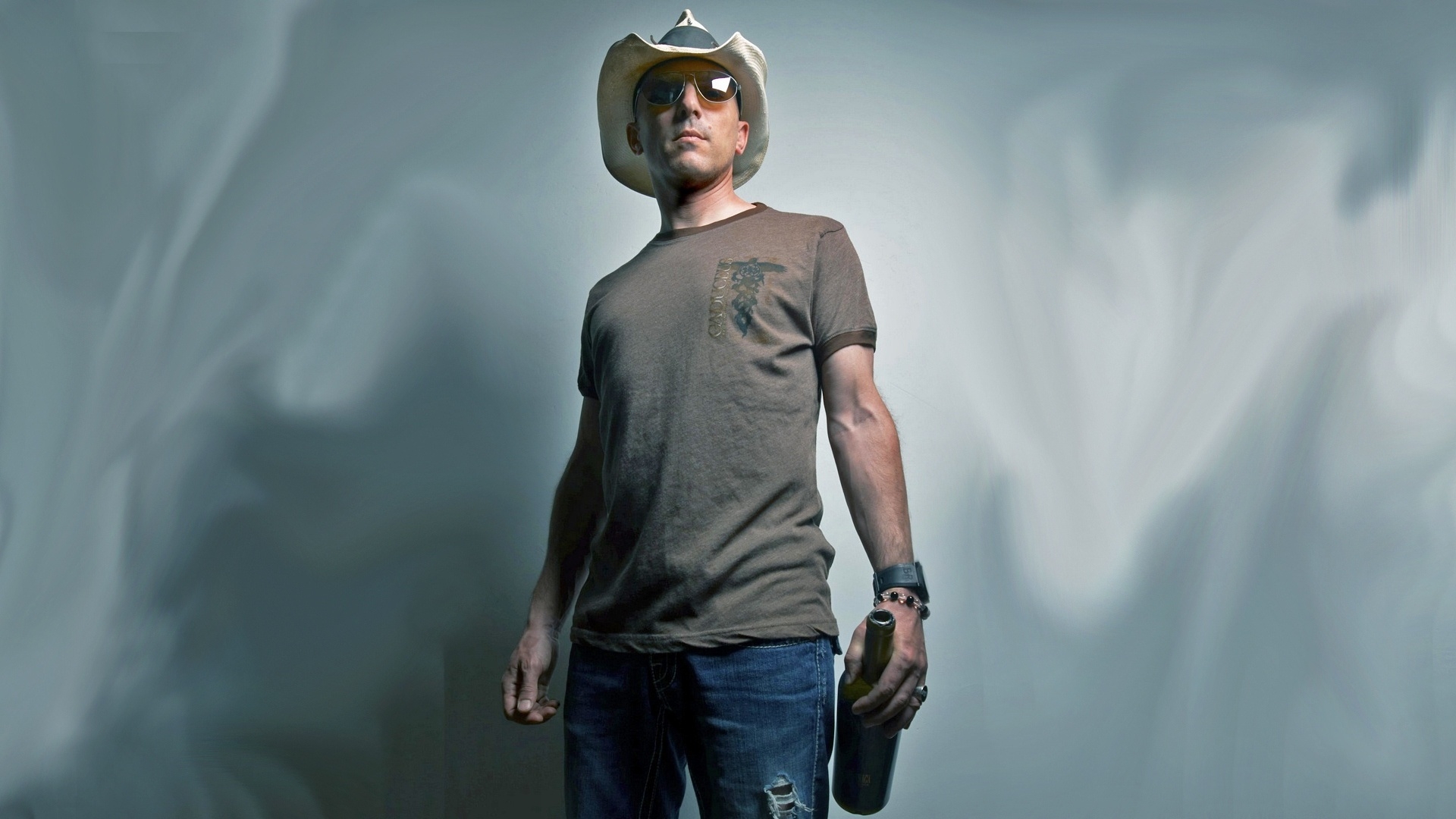 Wallpaper, maynard james keenan, cap, glasses, T shirt, bottle 1920x1080