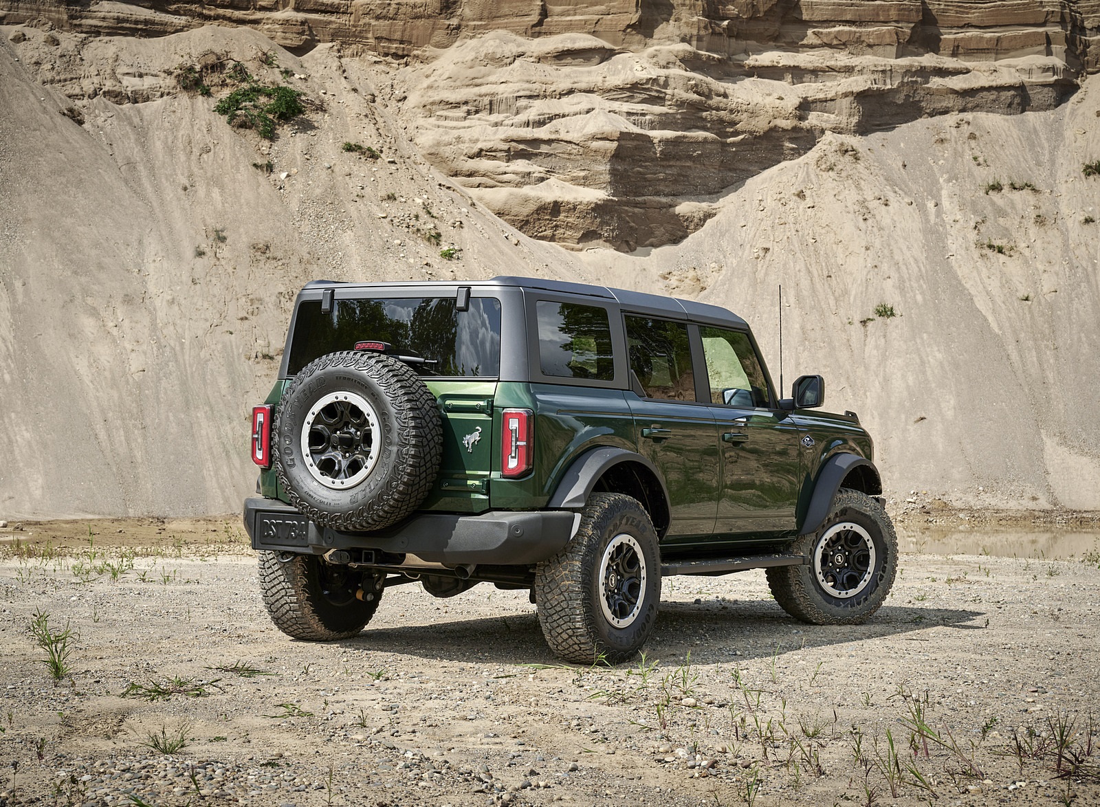 2022 Ford Bronco 4 Door (Color: Eruption Green) Rear Three Quarter Wallpaper